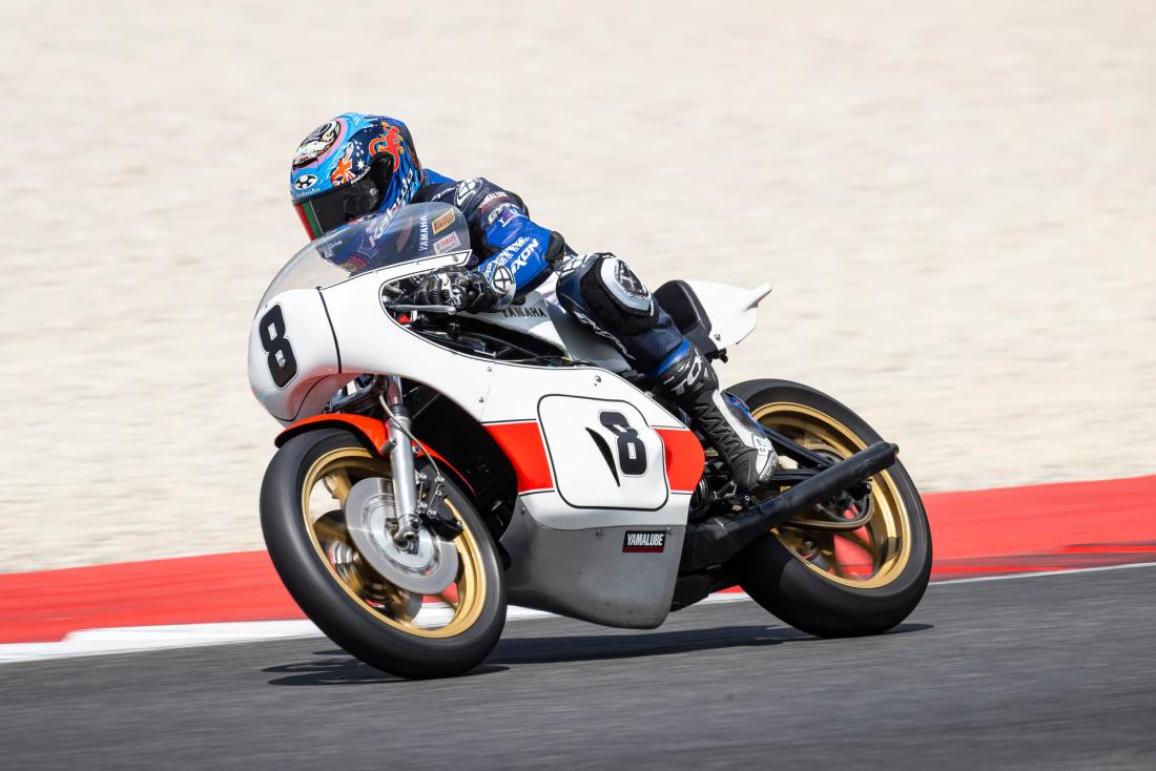 Αν έχεις αγωνιστική μοτοσυκλέτα Yamaha κάποιας εποχής μπορεί να βρεθείς να οδηγείς δίπλα στον Valentino Rossi