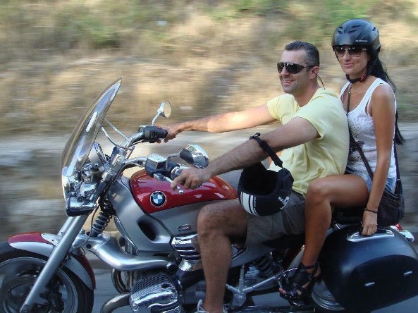 Μείνετε δροσεροί στον καύσωνα! A-photograph-showing-a-couple-riding-a-bmw-motorcycle-while-only-wearing-shorts-and-a-t-shirt-and-not-wearing-a-helmet-or-even-motorcycle-boots