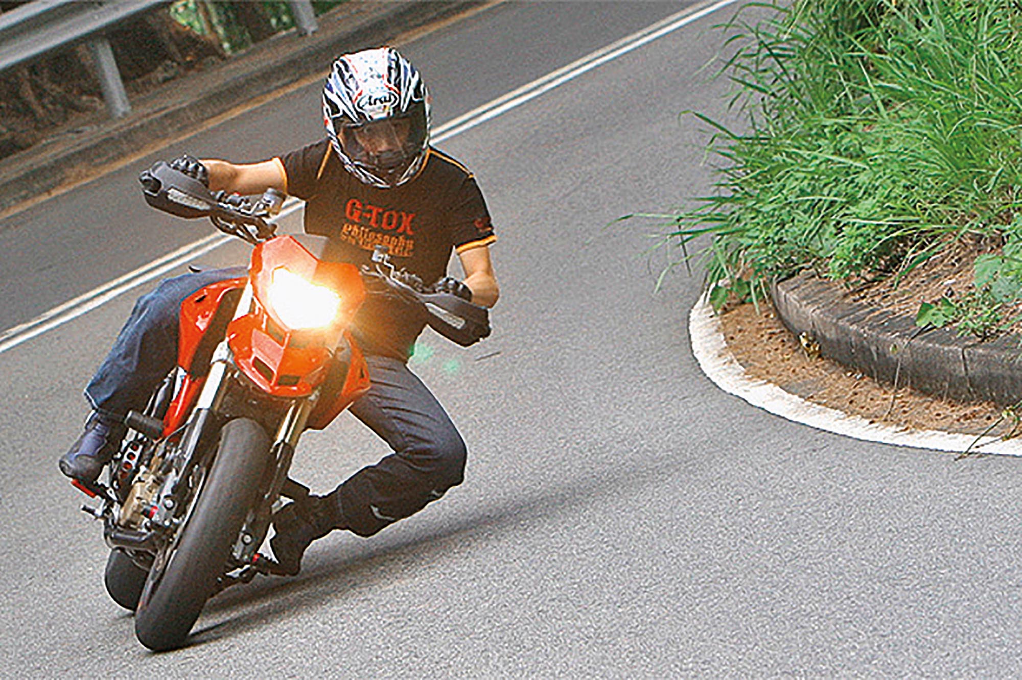 Hypermotard, αλητεία και αστραφτερές γυναίκες πάνε μαζί. Με αυτό ανοίγει την πόρτα ο Hef!