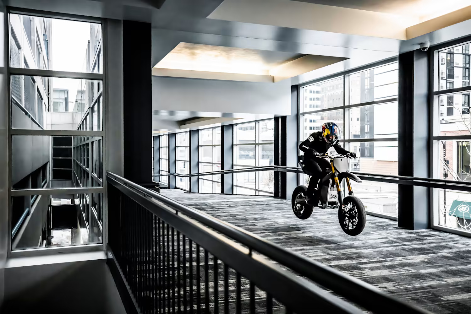 Aaron Colton - Freestyle ride μέσα στον μεγαλύτερο εσωτερικό διάδρομο ...