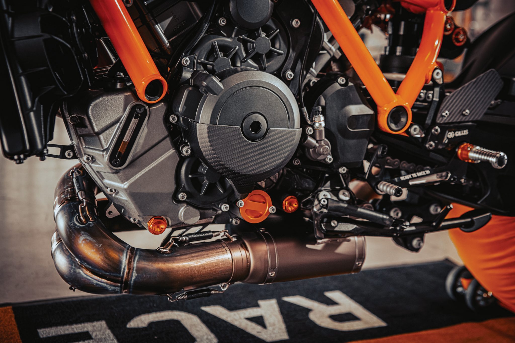 100% Carbon Fiber Tank Cover For 2014-2016 KTM 1290 Super Duke R – Gloss 3K Twill