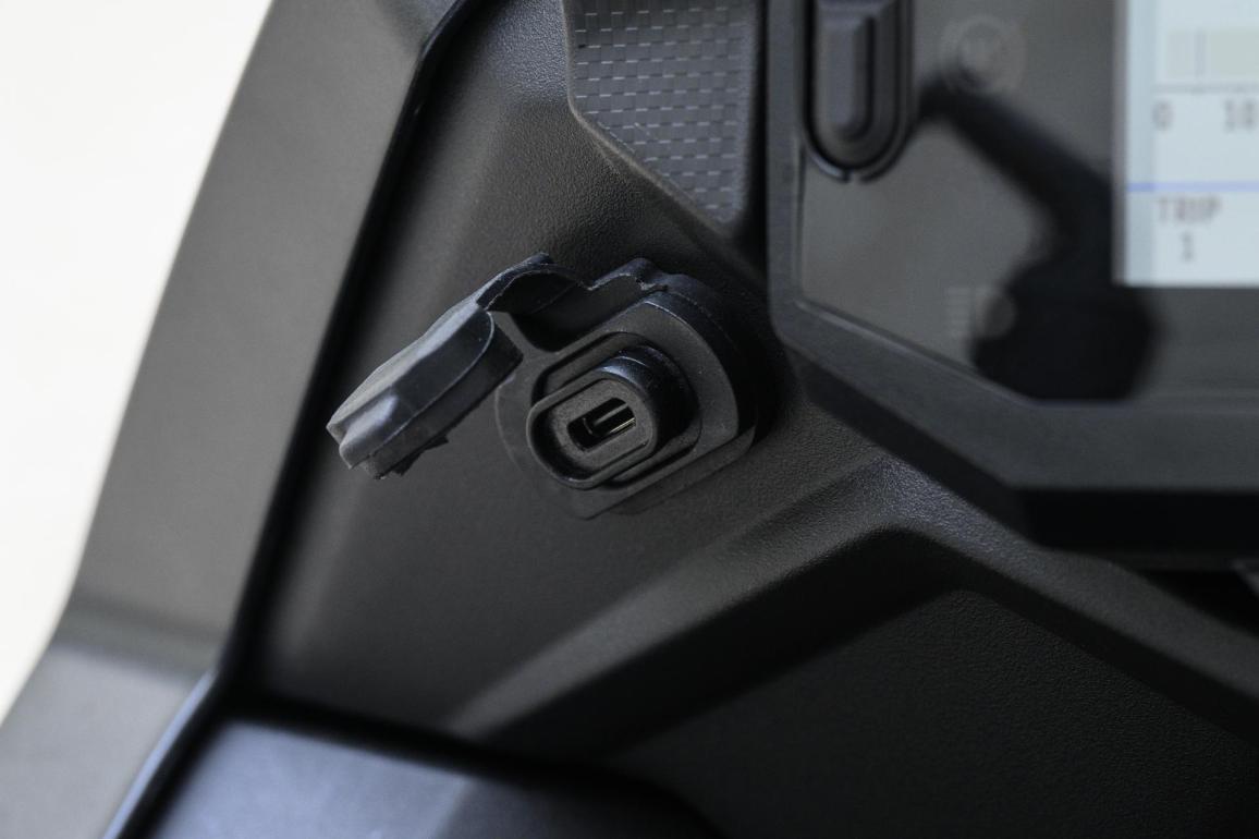 Περίμενα από την Suzuki να έχει USB-A, έβαλαν USB-C και με κέρδισαν. Ναι θα μπορούσαν να τα έχουν και τα δύο, όπως οι κινέζοι, αλλά ας το μετρήσουμε στα θετικά