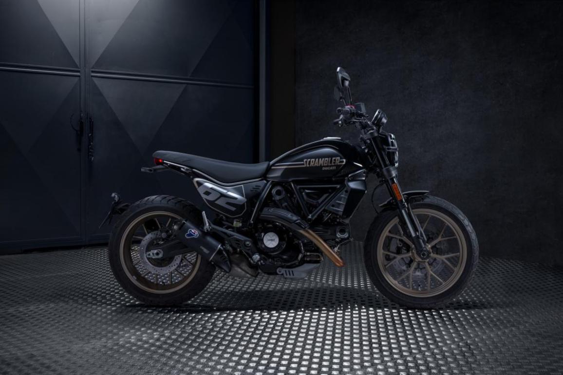 Ducati Scrambler Icon Dark 2025 και Full Throttle 2025