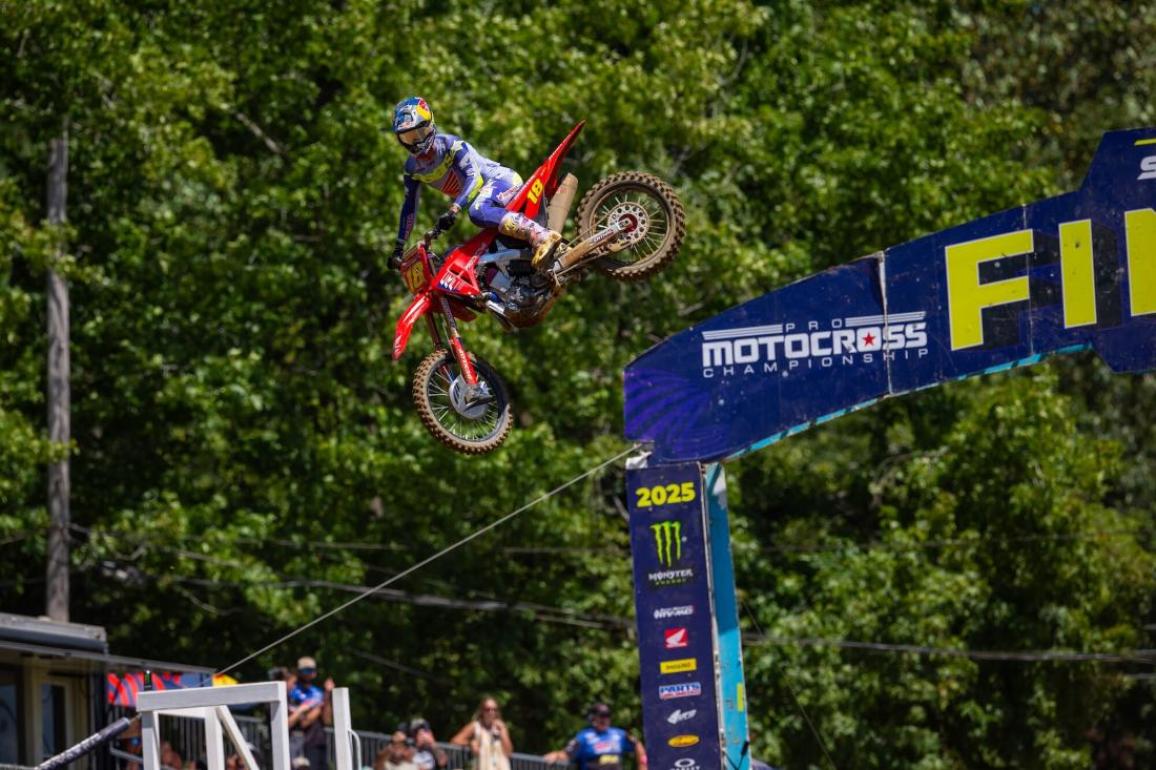 AMA Pro Motocross 2025: Τελικός στο Budds Creek - Jett Lawrence και Haiden Deegan κατακτούν τους τίτλους Με θεαματικό φινάλε στο Maryland ολοκληρώθηκε το αμερικανικό πρωτάθλημα ΑΜΑ Pro Motocross Η σεζόν AMA Pro Motocross 2025 έκλεισε με εντυπωσιακές μάχες στο Budds Creek, χαρίζοντας τον τίτλο στον Jett Lawrence στην κατηγορία 450 και στον Haiden Deegan στην κατηγορία 250. Η αυλαία του πρωταθλήματος έπεσε στην πίστα του Budds Creek, σε ιδανικές συνθήκες για να προσφέρουν θέαμα. Η μάχη για τις πρώτες θέσεις ήταν έντονη, όμως οι δύο μεγάλοι πρωταγωνιστές της χρονιάς κατάφεραν να εδραιώσουν την κυριαρχία τους. Στην κατηγορία των 450 κυβικών, ο Jett Lawrence επέβαλε τον ρυθμό του από την αρχή του Σαββατοκύριακου. Παρά την πίεση του αδελφού του, Hunter, που πήρε τη νίκη στο δεύτερο σκέλος, ο Jett διατήρησε τον έλεγχο και κατέκτησε το πρωτάθλημα με 509 βαθμούς, ολοκληρώνοντας μια εντυπωσιακή σεζόν με σταθερότητα και κορυφαίες εμφανίσεις. Πίσω τους, ο Justin Cooper ολοκλήρωσε τη χρονιά τρίτος, ενώ ο βετεράνος Eli Tomac δεν κατάφερε να καλύψει τη διαφορά και έμεινε τέταρτος. Αποτελέσματα κατηγορίας 450 - Τελικός ΑΜΑ Pro Motocross - Budds Creek Θέση Αναβάτης M1 – M2 Μοτοσυκλέτα 1 Jett Lawrence (AUS) 1 – 2 Honda 2 Hunter Lawrence (AUS) 3 – 1 Honda 3 Justin Cooper (USA) 2 – 4 Yamaha 4 R.J. Hampshire (USA) 4 – 3 Husqvarna 5 Justin Barcia (USA) 8 – 5 GasGas 6 Malcolm Stewart (USA) 7 – 6 Husqvarna 7 Dylan Ferrandis (FRA) 6 – 7 Honda 8 Eli Tomac (USA) 5 – 8 Yamaha 9 Valentin Guillod (SUI) 12 – 10 Yamaha 10 Jorge Prado (ESP) 11 – 12 Kawasaki Στην “μικρή” κατηγορία των 250 κυβικών, ο Haiden Deegan έκλεισε τη σεζόν όπως την ξεκίνησε, στην κορυφή. Ο νεαρός αναβάτης της Yamaha έδειξε ωριμότητα και εξαιρετική διαχείριση πίεσης, κερδίζοντας το πρωτάθλημα με συνολικά 505 βαθμούς. Ο Jo Shimoda ολοκλήρωσε δεύτερος με σταθερές επιδόσεις, ενώ ο Garrett Marchbanks συμπλήρωσε το βάθρο του πρωταθλήματος. Αποτελέσματα κατηγορίας 250 - Τελικός ΑΜΑ Pro Motocross - Budds Creek Θέση Αναβάτης M1 – M2 Μοτοσυκλέτα 1 Haiden Deegan (USA) 2 – 1 Yam