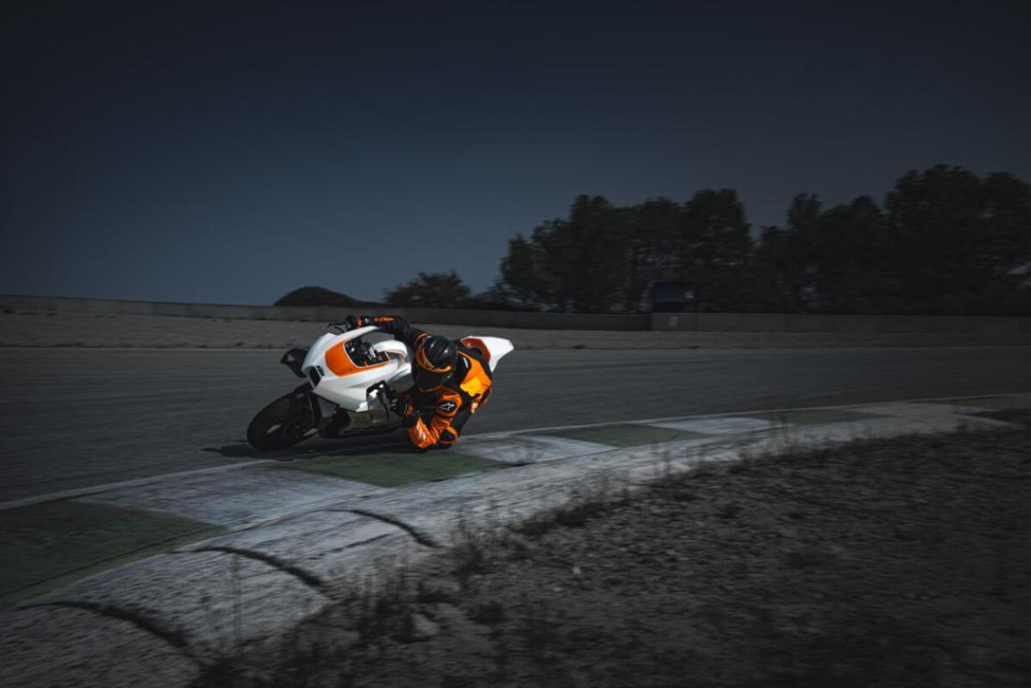 KTM RC 8C 2024 – Εστιασμένο για την πίστα, νέο χρώμα και πολύ πιο ακριβό [VIDEO]