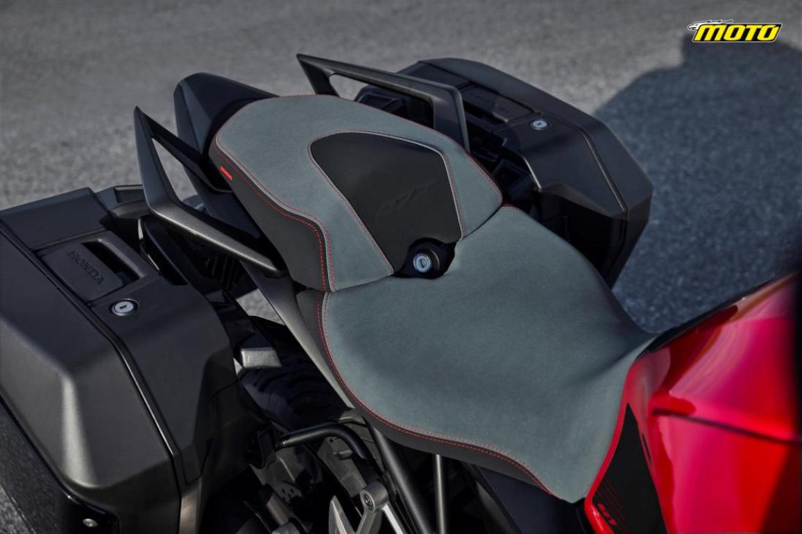 Η Honda βέβαια στοχεύει το μερίδιο του Tracer9 και όχι το κοινό που θα ήθελε XR αλλά δεν αδυνατεί ή δεν συμφωνεί με το υψηλό αντίτιμο το οποίο βέβαια συνοδεύει πλέον μία πολύ πιο δυνατή μοτοσυκλέτα. Η Yamaha το αντιλαμβάνεται αυτό, όπως αναγνωρίζει φυσικά πως θα έχει μεγαλύτερο ανταγωνισμό από όσο έζησε με το GSX-S1000GX. Βασική αιτία που θα συμβεί αυτό, είναι η ευελιξία του GT και ο μικρότερος όγκος που αισθάνεσαι όταν βρίσκεσαι στην σέλα του, μία διαφορά που δεν διαφαίνεται από τα λίγα χιλιοστά που απέχει με το Suzuki. Η αίσθηση στην σέλα είναι πολύ διαφορετική, ενώ αντίστοιχα απέχει και από το Hornet. Δεν είναι μόνο η γεωμετρία θέσης οδήγησης που το διαφοροποιεί από το Hornet, υπάρχουν δύο λεπτομέρειες αλλά μόνο μία θα την δείτε αλλού γραμμένη, είμαι βέβαιος για αυτό. Το υποπλαίσιο λοιπόν είναι διαφορετικό, πράγμα φυσιολογικό καθώς πρέπει να φιλοξενηθεί συνεπιβάτης για μεγαλύτερες αποστάσεις ή τέλος πάντων να είναι πιο δελεαστικός ο χώρος για όλους τους συνεπιβάτες, ώστε να απευθύνω με την διατύπωση αυτή έναν χαιρετισμό στις γενναίες, κυρίως αυτές, που αλωνίζουν την Ευρώπη στις πίσω σέλες γυμνών μοτοσυκλετών υπομένοντας τα χιλιόμετρα. Για όλους τους υπόλοιπους λοιπόν, θα έπρεπε το GT να προσφέρει περισσότερο χώρο και ταυτόχρονα η ενίσχυση θα προσέφερε την αντοχή στο φόρτωμα αλλά και την απαραίτητη ακαμψία για να μπορεί αυτή η μοτοσυκλέτα να δεχθεί τις βαλίτσες που ανήκουν στον βασικό εξοπλισμό και έχουν 37 λίτρα η αριστερή και 28 λίτρα η δεξιά. Οι βαλίτσες είναι μέσα από το άνοιγμα του τιμονιού με διαφορά μάλιστα μερικών χιλιοστών, οπότε τα 930mm πλάτους δεν αλλάζουν με αυτές φορεμένες. Βγάζοντάς τες δεν μένεις με αποκρουστικές βάσεις και η ασφάλισή τους με το ασύρματο κλειδί είναι πανεύκολη, ενώ έχουν και εσωτερικό σάκο, όχι τόσο για την αδιαβροχοποίηση αλλά για την ευκολία στο ταξίδι. Η Honda θέλει να ταξιδεύεις καλύπτοντας αποστάσεις και κάθε βράδυ να κοιμάσαι σε άλλο μέρος, τέτοιες λύσεις γλιτώνουν σημαντικό χρόνο όταν το δεις συνολικά, ενώ μένουν και οι μεγάλες χειρολαβές συνεπιβάτη που επίσης μπορούν να 