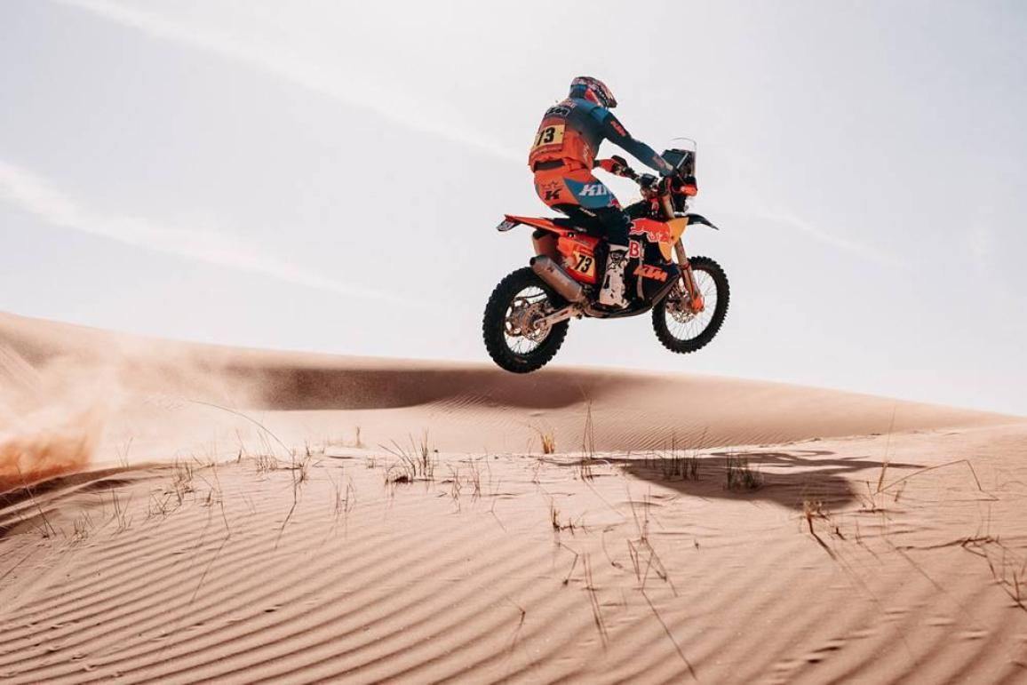 Dakar 2026-6o σκέλος: Ο Sanders πρώτος με ποινή 6 λεπτών! Μόλις 45δ με Brabec! 11ος Original by MOTUL ο Μπούδρος!