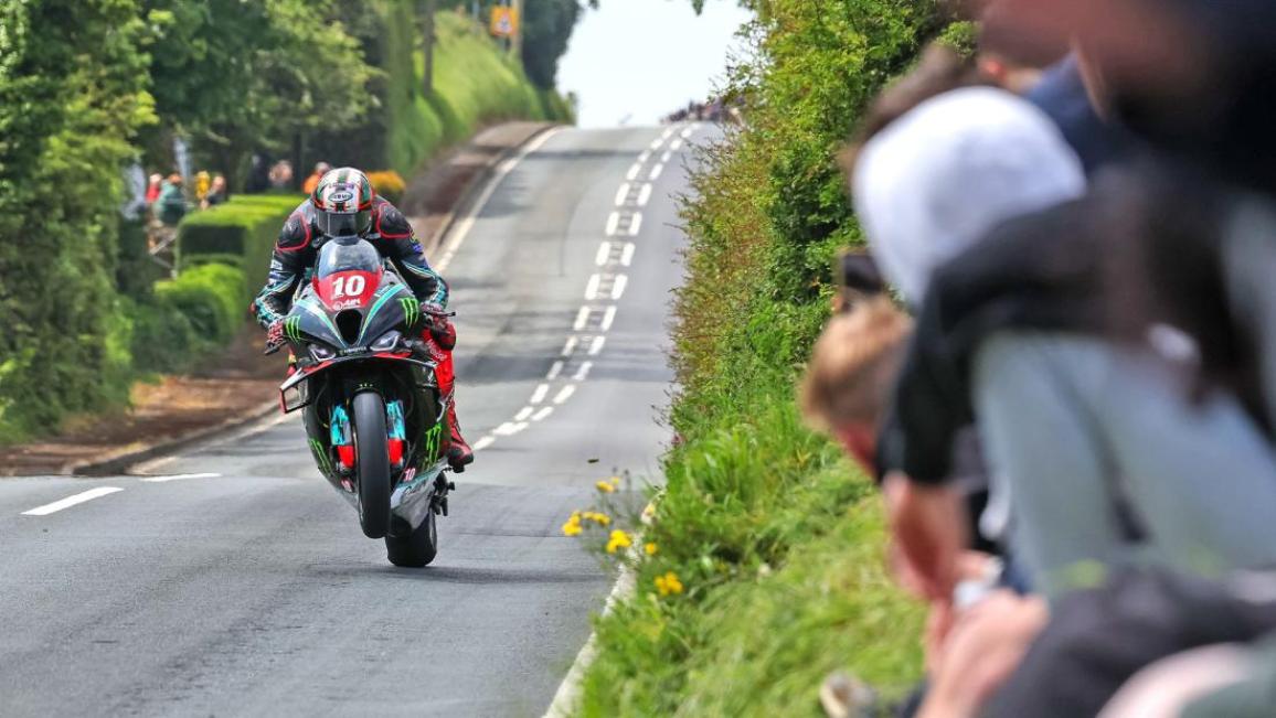 Isle of Man TT 2024, Superstock TT 1 – O Davey Todd παίρνει την πρώτη του νίκη στον θεσμό