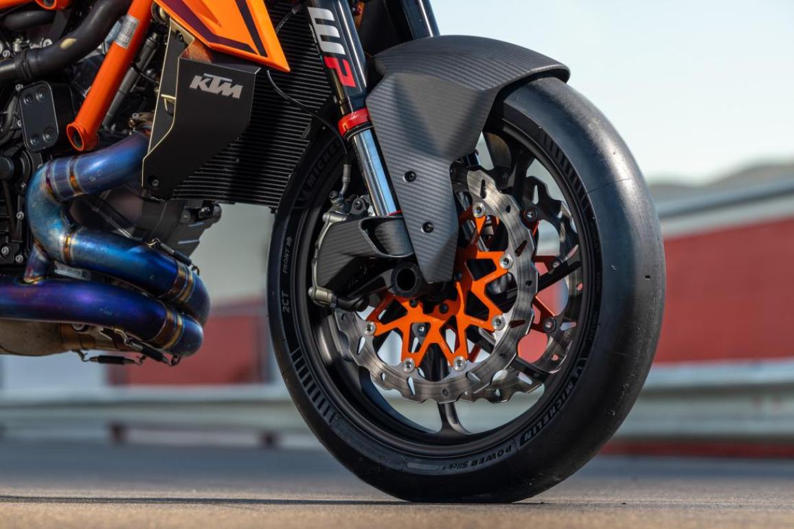 KTM 1390 Super Duke R / EVO 2024: Οδηγούμε το “The Beast” στην Αλμερία!