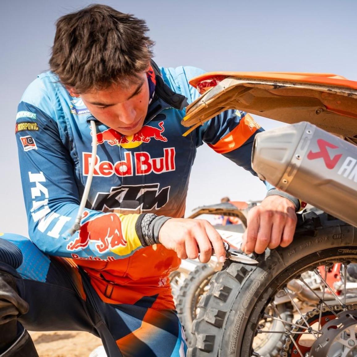 Dakar 2026 - 5ο σκέλος: Χάος ελαστικών, ποινών και πλοήγησης! Νίκη Benavides – Επιστροφή Sanders – Ανέβηκε θέσεις ο Μπούδρος!