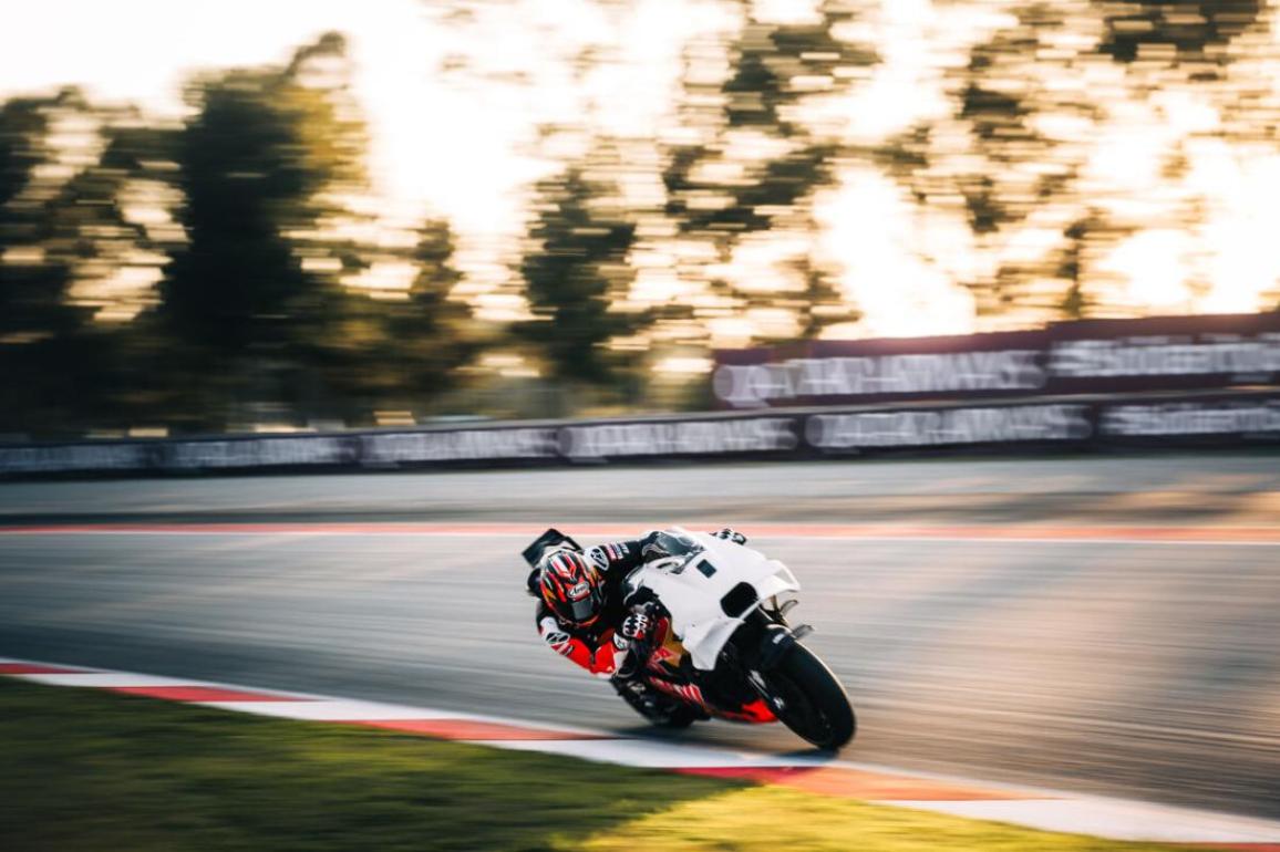 MotoGP: Ταχύτερος χωρίς αλλαγή - Ο Alex Marquez πιο γρήγορος όλων στην πρώτη δοκιμή Ακτίδα αισιοδοξίας για Quartararo  Η πρώτη δοκιμή για την επόμενη σεζόν και τελευταία για φέτος ολοκληρώθηκε με επιτυχία για τις περισσότερες ομάδες, όπως έδειξαν οι αντιδράσεις των αναβατών. Λίγες ήταν οι πτώσεις με πιο εντυπωσιακή του Bastianini που κατέστρεψε την KTM σε μία ήπια πτώση για εκείνον παρόλο που το χτύπημα του κράνους στην άσφαλτο δεν ήταν μικρό. Ωστόσο η μοτοσυκλέτα έφερε αρκετές τούμπες στην αμμοπαγίδα της 5η στροφής, γεμίζοντας την πίστα με κάρμπον και οδηγώντας σε μία ολιγόλεπτη διακοπή. Εκεί νωρίτερα είχε σημειώσει πτώση και ο Martin με ένα απαλό low-side όπου σαν να βρισκόταν σε αγώνα, κράτησε την μοτοσυκλέτα να μην σβήσει και μπήκε αμέσως ξανά. Είχε ήδη προλάβει την πρώτη του κιόλας επαφή με την Aprilia να μας χαρίσει ένα δυνατό στιγμυότυπο με μέγιστη κλίση, οδηγώντας με το ίδιο ακριβώς στιλ που είχε και στον αγώνα με την Ducati. Βγήκε φανερά ικανοποιημένος και συνέχισε προς τη μέση της μεγάλης σε διάρκεια δοκιμής με ένα session κυνηγητού με τον Acosta κάνοντας και οι δύο προσομοίωση μάχης αγώνα. Ο Marc Marquez έλαμψε στην κατακόκκινη στολή με κατακόκκινη μοτοσυκλέτα, περνώντας το 90% του χρόνου του με την GP25 χωρίς να δοκιμάσει το ενδιάμεσο βήμα, να οδηγήσει την GP24. Μπήκε στην πίστα και με την GP23, ενώ ο Bagnaia έκανε πιο ισορροπημένη χρήση του πρωτότυπου με εναλλαγές ανάμεσα σε GP24 και GP25. Ο Bagnaia ήταν ταχύτερος στην αρχή μάλιστα των δοκιμών σε αντίθεση με τον Marquez που στην αρχή είχε καθαρά ρυθμό εξερεύνησης με λιγότερη κλίση και στο τέλος ανέβασε ρυθμό και έκανε πολύ καλύτερο χρόνο. Ο Fernandez έκανε επίσης στο τέλος μία προσπάθεια να βελτιωθεί και κατάφερε να κάνει τον 5ο χρόνο, ενώ ο Miller και ο Chantra δεν προσαρμόστηκαν καλά, ο πρώτος πρώτη φορά στην Yamaha και ο άλλος πρώτη φορά στα MotoGP. Ο Chantra αρχικά ήταν πολύ έξω από τα νερά του αλλά βελτίωσε λίγο τον χρόνο, σημειώνοντας τελικά πτώση, όπως και ο Ai Ogura που είχε όμως αρκετά καλύτερο χρόνο με την Aprilia. Ταχύτερη KTM ήταν του Bin