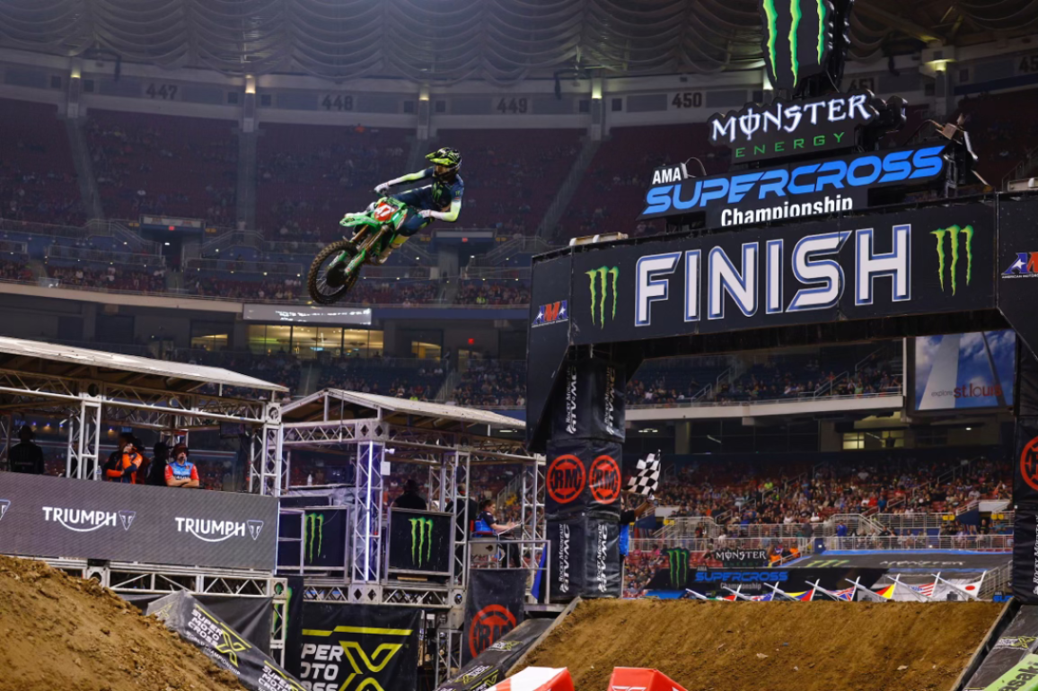 Supercross 2024, St. Louis – O Tomac επιστρέφει στις νίκες με την Yamaha ένα χρόνο μετά τον τραυματισμό του