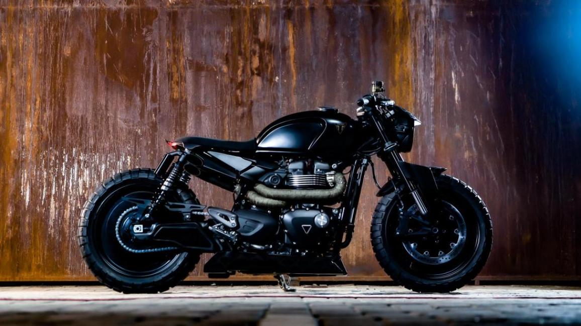 Η Triumph Originals 2025 ξεκίνησε με την παρουσίαση συμμετοχών από οκτώ χώρες και των κριτών που θα επιλέξουν την πιο πρωτότυπη custom Bonneville Με θέμα το “Icons of British Originality”, κάθε ομάδα της Triumph συνεργάστηκε με έναν τοπικό custom builder για να δημιουργήσει μια μοτοσυκλέτα που αποτυπώνει την πολιτισμική επιρροή της Βρετανίας μέσα από το δικό της πρίσμα. Η βάση όλων των συμμετοχών είναι μοντέλα από τη σύγχρονη σειρά Bonneville. Ακολουθούν οι μοτοσυκλέτες που διαγωνίζονται για την διάκριση: ΗΠΑ – Βασισμένη σε Bonneville T120, η συμμετοχή των ΗΠΑ είναι εμπνευσμένη από την αγωνιστική κουλτούρα της Indianapolis και την αγωνιστική κληρονομιά της Triumph. Η έντονη μπλε και κίτρινη σχεδίαση με vintage λογότυπα δημιουργήθηκε από τον Bret Johnson της Triumph Indianapolis με τη συμβολή του Victor Tulli. Μεξικό – Η Aftercycles σχεδίασε μια Bonneville Bobber εμπνευσμένη από την αγγλική pop κουλτούρα. Ξεχωρίζει η σέλα με την κίτρινη ραφή, φόρος τιμής στο brand Dr. Martens, και το custom σήμα του γκαζιού «Platform 9¾» ως αναφορά στον Harry Potter. Βραζιλία – Το Gaijin είναι ένα σκοτεινό, μινιμαλιστικό café racer βασισμένο σε Speed Twin 1200, σχεδιασμένο από τη Shibuya στο Σάο Πάολο. Χειροποίητες λεπτομέρειες, όπως ο διακριτικός σχεδιασμός στο ρεζερβουάρ και η minimal ουρά, αποπνέουν αίσθηση ταχύτητας ακόμα και σε στάση. Γαλλία – Η FCR Original τίμησε τον παράλληλο δικύλινδρο κινητήρα της Triumph με το Hail to the Twin, βασισμένο στο Speed Twin 1200 RS. Νέα σχεδίαση πίσω μέρους, ειδική μπροστινή ζάντα και custom βαφή με φύλλα χρυσού και χαλκού αναδεικνύουν τις γραμμές της μοτοσυκλέτας. Καναδάς – Η in-house ομάδα της Motos Illimitées παρουσίασε μια Speed Twin 1200 RS με ειδική εξάτμιση από ανοξείδωτο ατσάλι, χαμηλό τιμόνι και custom βαφή σε γραφίτη και χρυσό με χειροποίητα pinstripes και ένα περασμένο λογότυπο της Triumph. Ιταλία – Ο Giuseppe Carucci της South Garage Motor Co παρουσίασε μια αριστοκρατική Bonneville Bobber, εμπνευσμένη από τις Speed Twins των δεκαετιών ’30-’40. Η μοτοσυκλέτα φέρει ριζικά επανασχ