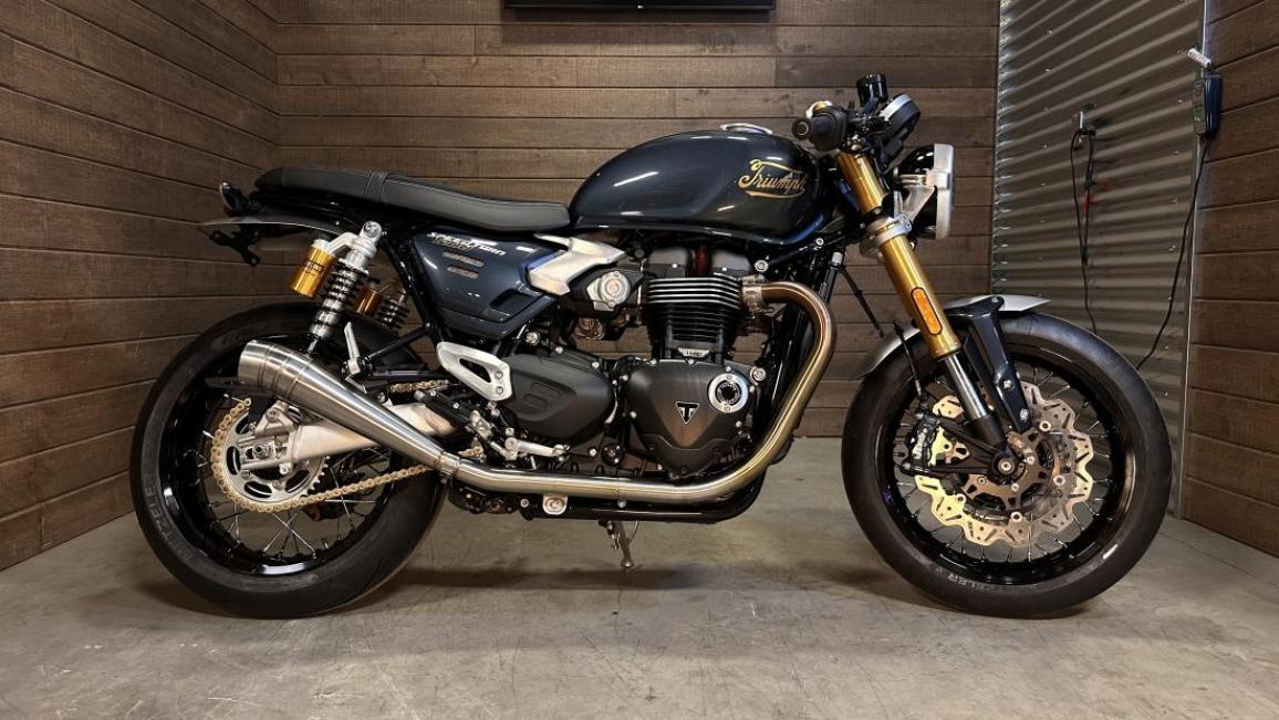 Η Triumph Originals 2025 ξεκίνησε με την παρουσίαση συμμετοχών από οκτώ χώρες και των κριτών που θα επιλέξουν την πιο πρωτότυπη custom Bonneville Με θέμα το “Icons of British Originality”, κάθε ομάδα της Triumph συνεργάστηκε με έναν τοπικό custom builder για να δημιουργήσει μια μοτοσυκλέτα που αποτυπώνει την πολιτισμική επιρροή της Βρετανίας μέσα από το δικό της πρίσμα. Η βάση όλων των συμμετοχών είναι μοντέλα από τη σύγχρονη σειρά Bonneville. Ακολουθούν οι μοτοσυκλέτες που διαγωνίζονται για την διάκριση: ΗΠΑ – Βασισμένη σε Bonneville T120, η συμμετοχή των ΗΠΑ είναι εμπνευσμένη από την αγωνιστική κουλτούρα της Indianapolis και την αγωνιστική κληρονομιά της Triumph. Η έντονη μπλε και κίτρινη σχεδίαση με vintage λογότυπα δημιουργήθηκε από τον Bret Johnson της Triumph Indianapolis με τη συμβολή του Victor Tulli. Μεξικό – Η Aftercycles σχεδίασε μια Bonneville Bobber εμπνευσμένη από την αγγλική pop κουλτούρα. Ξεχωρίζει η σέλα με την κίτρινη ραφή, φόρος τιμής στο brand Dr. Martens, και το custom σήμα του γκαζιού «Platform 9¾» ως αναφορά στον Harry Potter. Βραζιλία – Το Gaijin είναι ένα σκοτεινό, μινιμαλιστικό café racer βασισμένο σε Speed Twin 1200, σχεδιασμένο από τη Shibuya στο Σάο Πάολο. Χειροποίητες λεπτομέρειες, όπως ο διακριτικός σχεδιασμός στο ρεζερβουάρ και η minimal ουρά, αποπνέουν αίσθηση ταχύτητας ακόμα και σε στάση. Γαλλία – Η FCR Original τίμησε τον παράλληλο δικύλινδρο κινητήρα της Triumph με το Hail to the Twin, βασισμένο στο Speed Twin 1200 RS. Νέα σχεδίαση πίσω μέρους, ειδική μπροστινή ζάντα και custom βαφή με φύλλα χρυσού και χαλκού αναδεικνύουν τις γραμμές της μοτοσυκλέτας. Καναδάς – Η in-house ομάδα της Motos Illimitées παρουσίασε μια Speed Twin 1200 RS με ειδική εξάτμιση από ανοξείδωτο ατσάλι, χαμηλό τιμόνι και custom βαφή σε γραφίτη και χρυσό με χειροποίητα pinstripes και ένα περασμένο λογότυπο της Triumph. Ιταλία – Ο Giuseppe Carucci της South Garage Motor Co παρουσίασε μια αριστοκρατική Bonneville Bobber, εμπνευσμένη από τις Speed Twins των δεκαετιών ’30-’40. Η μοτοσυκλέτα φέρει ριζικά επανασχ