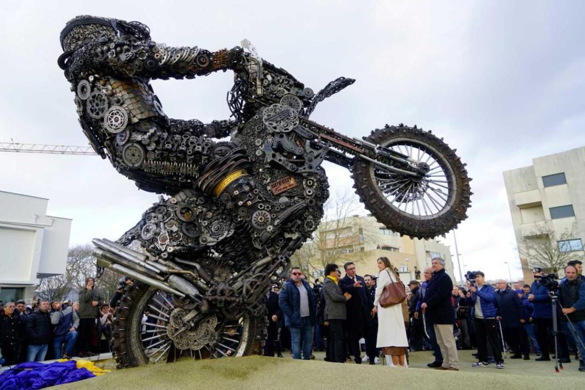 Paulo Goncalves – Άγαλμα στην μνήμη του από χιλιάδες εξαρτήματα μοτοσυκλέτας