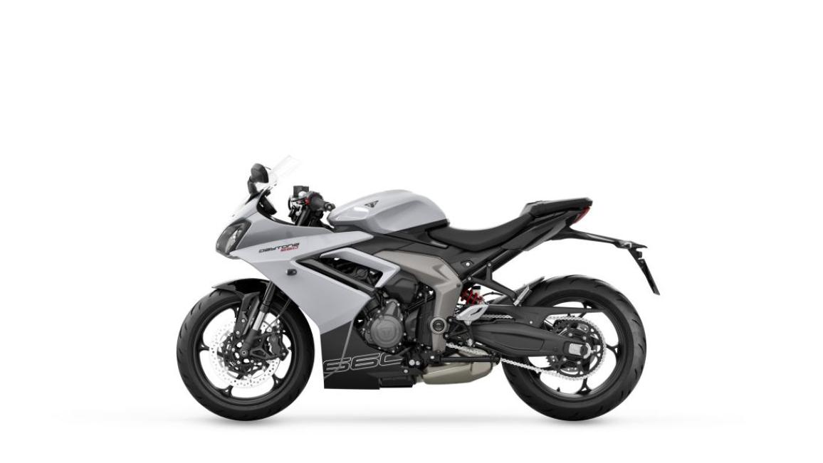 Triumph Daytona 660 2024: Προσιτή τρικύλινδρη μεσαία sport – Ένα όνομα θρύλος μόλις επέστρεψε!