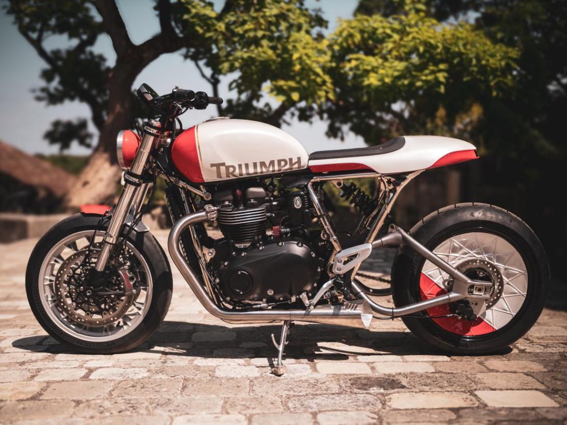 Η Triumph Originals 2025 ξεκίνησε με την παρουσίαση συμμετοχών από οκτώ χώρες και των κριτών που θα επιλέξουν την πιο πρωτότυπη custom Bonneville  Με θέμα το “Icons of British Originality”, κάθε ομάδα της Triumph συνεργάστηκε με έναν τοπικό custom builder για να δημιουργήσει μια μοτοσυκλέτα που αποτυπώνει την πολιτισμική επιρροή της Βρετανίας μέσα από το δικό της πρίσμα. Η βάση όλων των συμμετοχών είναι μοντέλα από τη σύγχρονη σειρά Bonneville. Ακολουθούν οι μοτοσυκλέτες που διαγωνίζονται για την διάκριση:  ΗΠΑ – Βασισμένη σε Bonneville T120, η συμμετοχή των ΗΠΑ είναι εμπνευσμένη από την αγωνιστική κουλτούρα της Indianapolis και την αγωνιστική κληρονομιά της Triumph. Η έντονη μπλε και κίτρινη σχεδίαση με vintage λογότυπα δημιουργήθηκε από τον Bret Johnson της Triumph Indianapolis με τη συμβολή του Victor Tulli. Μεξικό – Η Aftercycles σχεδίασε μια Bonneville Bobber εμπνευσμένη από την αγγλική pop κουλτούρα. Ξεχωρίζει η σέλα με την κίτρινη ραφή, φόρος τιμής στο brand Dr. Martens, και το custom σήμα του γκαζιού «Platform 9¾» ως αναφορά στον Harry Potter. Βραζιλία – Το Gaijin είναι ένα σκοτεινό, μινιμαλιστικό café racer βασισμένο σε Speed Twin 1200, σχεδιασμένο από τη Shibuya στο Σάο Πάολο. Χειροποίητες λεπτομέρειες, όπως ο διακριτικός σχεδιασμός στο ρεζερβουάρ και η minimal ουρά, αποπνέουν αίσθηση ταχύτητας ακόμα και σε στάση. Γαλλία – Η FCR Original τίμησε τον παράλληλο δικύλινδρο κινητήρα της Triumph με το Hail to the Twin, βασισμένο στο Speed Twin 1200 RS. Νέα σχεδίαση πίσω μέρους, ειδική μπροστινή ζάντα και custom βαφή με φύλλα χρυσού και χαλκού αναδεικνύουν τις γραμμές της μοτοσυκλέτας. Καναδάς – Η in-house ομάδα της Motos Illimitées παρουσίασε μια Speed Twin 1200 RS με ειδική εξάτμιση από ανοξείδωτο ατσάλι, χαμηλό τιμόνι και custom βαφή σε γραφίτη και χρυσό με χειροποίητα pinstripes και ένα περασμένο λογότυπο της Triumph. Ιταλία – Ο Giuseppe Carucci της South Garage Motor Co παρουσίασε μια αριστοκρατική Bonneville Bobber, εμπνευσμένη από τις Speed Twins των δεκαετιών ’30-’40. Η μοτοσυκλέτα φέρει ριζικά επανασχ