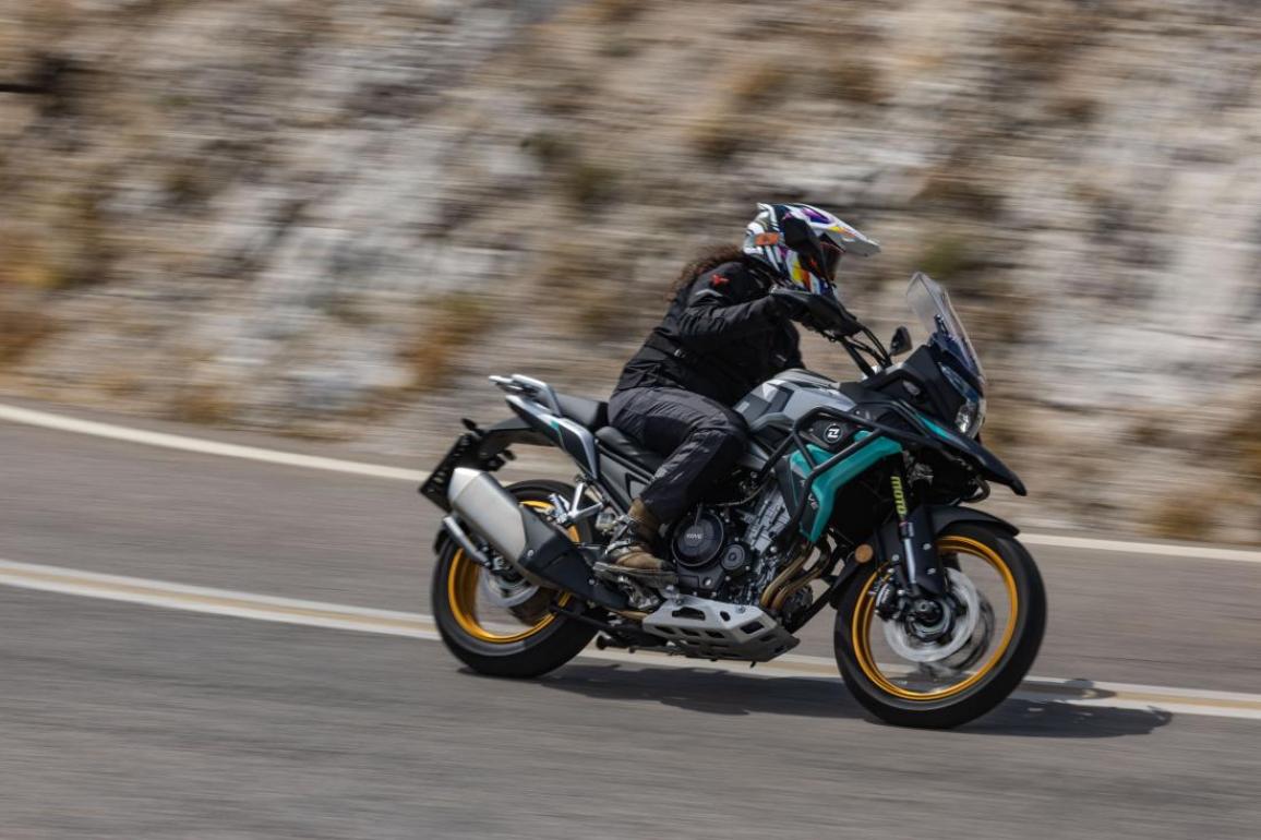 Με πλούσια προίκα έρχεται το KOVE 510 x Maverick, ρυθμιζόμενη ζελατίνα, προστατευτικές χούφτες κλειστού τύπου, κάγκελα και ποδιά προστασίας κινητήρα, κεντρικό και πλευρικό σταντ και full LED φωτιστικά σώματα είναι μέρος μόνο του στάνταρ εργοστασιακού εξοπλισμού.