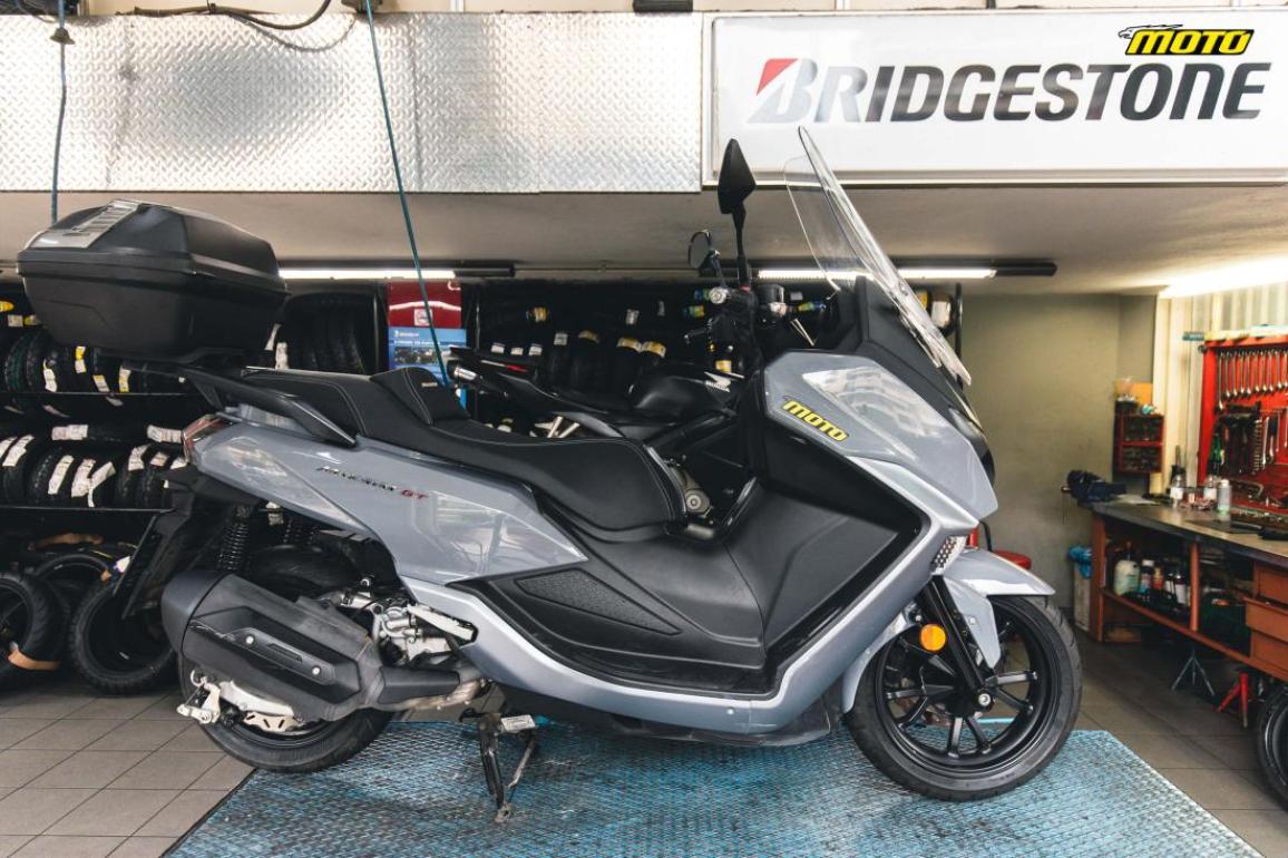 τεστ ελαστικού Bridgestone Battlax Scooter SC2 στο SYM MAxsym 400 GT