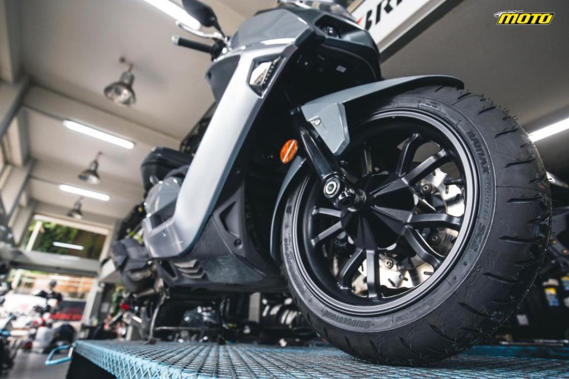 τεστ ελαστικού Bridgestone Battlax Scooter SC2 στο SYM MAxsym 400 GT