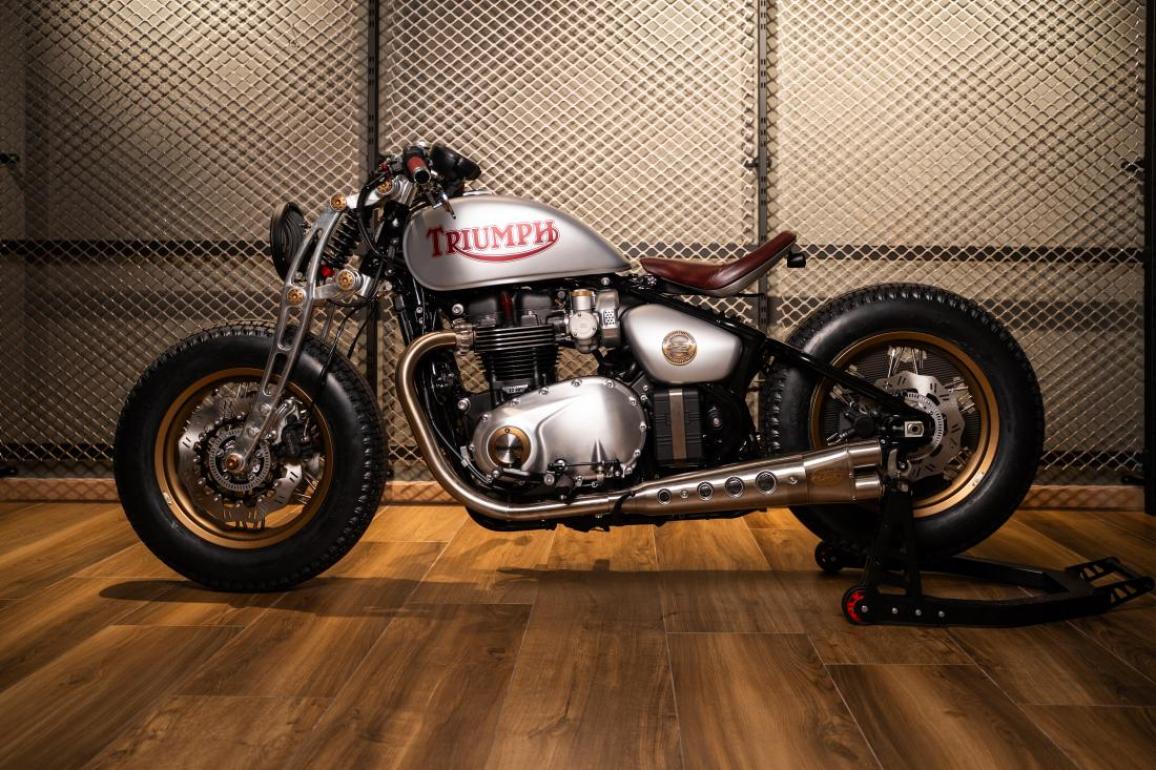 Η Triumph Originals 2025 ξεκίνησε με την παρουσίαση συμμετοχών από οκτώ χώρες και των κριτών που θα επιλέξουν την πιο πρωτότυπη custom Bonneville  Με θέμα το “Icons of British Originality”, κάθε ομάδα της Triumph συνεργάστηκε με έναν τοπικό custom builder για να δημιουργήσει μια μοτοσυκλέτα που αποτυπώνει την πολιτισμική επιρροή της Βρετανίας μέσα από το δικό της πρίσμα. Η βάση όλων των συμμετοχών είναι μοντέλα από τη σύγχρονη σειρά Bonneville. Ακολουθούν οι μοτοσυκλέτες που διαγωνίζονται για την διάκριση:  ΗΠΑ – Βασισμένη σε Bonneville T120, η συμμετοχή των ΗΠΑ είναι εμπνευσμένη από την αγωνιστική κουλτούρα της Indianapolis και την αγωνιστική κληρονομιά της Triumph. Η έντονη μπλε και κίτρινη σχεδίαση με vintage λογότυπα δημιουργήθηκε από τον Bret Johnson της Triumph Indianapolis με τη συμβολή του Victor Tulli. Μεξικό – Η Aftercycles σχεδίασε μια Bonneville Bobber εμπνευσμένη από την αγγλική pop κουλτούρα. Ξεχωρίζει η σέλα με την κίτρινη ραφή, φόρος τιμής στο brand Dr. Martens, και το custom σήμα του γκαζιού «Platform 9¾» ως αναφορά στον Harry Potter. Βραζιλία – Το Gaijin είναι ένα σκοτεινό, μινιμαλιστικό café racer βασισμένο σε Speed Twin 1200, σχεδιασμένο από τη Shibuya στο Σάο Πάολο. Χειροποίητες λεπτομέρειες, όπως ο διακριτικός σχεδιασμός στο ρεζερβουάρ και η minimal ουρά, αποπνέουν αίσθηση ταχύτητας ακόμα και σε στάση. Γαλλία – Η FCR Original τίμησε τον παράλληλο δικύλινδρο κινητήρα της Triumph με το Hail to the Twin, βασισμένο στο Speed Twin 1200 RS. Νέα σχεδίαση πίσω μέρους, ειδική μπροστινή ζάντα και custom βαφή με φύλλα χρυσού και χαλκού αναδεικνύουν τις γραμμές της μοτοσυκλέτας. Καναδάς – Η in-house ομάδα της Motos Illimitées παρουσίασε μια Speed Twin 1200 RS με ειδική εξάτμιση από ανοξείδωτο ατσάλι, χαμηλό τιμόνι και custom βαφή σε γραφίτη και χρυσό με χειροποίητα pinstripes και ένα περασμένο λογότυπο της Triumph. Ιταλία – Ο Giuseppe Carucci της South Garage Motor Co παρουσίασε μια αριστοκρατική Bonneville Bobber, εμπνευσμένη από τις Speed Twins των δεκαετιών ’30-’40. Η μοτοσυκλέτα φέρει ριζικά επανασχ