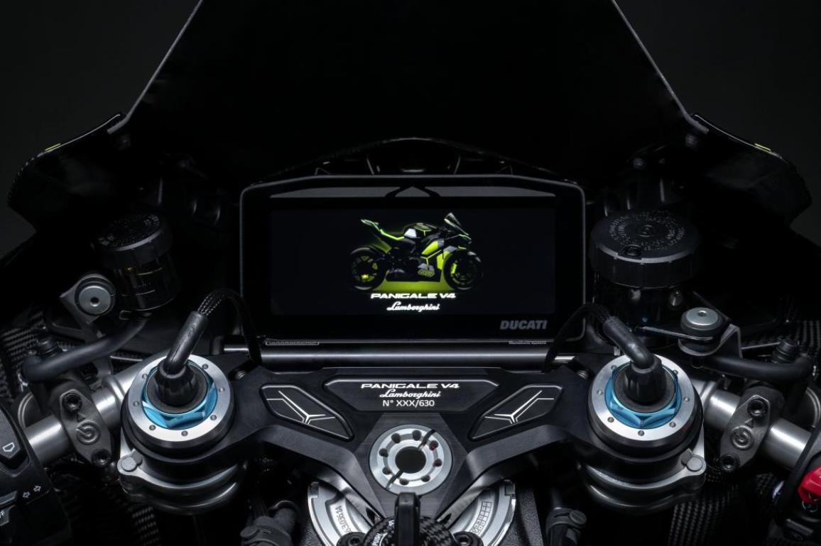 Ducati Panigale V4 Lamborghini: Γιατί υπάρχουν πολλές Panigale παρκαρισμένες σε σαλόνια και χρειαζόταν μία να ξεχωρίσει και εκεί