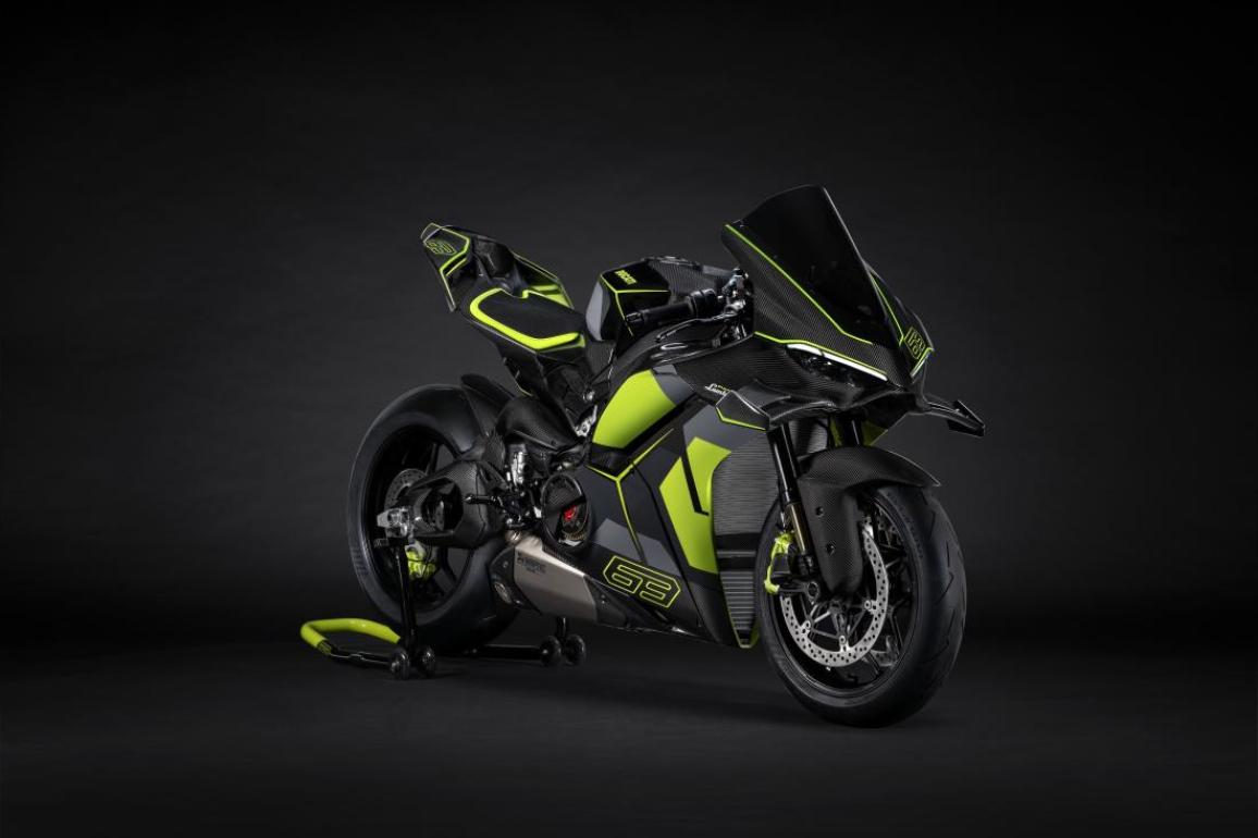 Ducati Panigale V4 Lamborghini: Γιατί υπάρχουν πολλές Panigale παρκαρισμένες σε σαλόνια και χρειαζόταν μία να ξεχωρίσει και εκεί