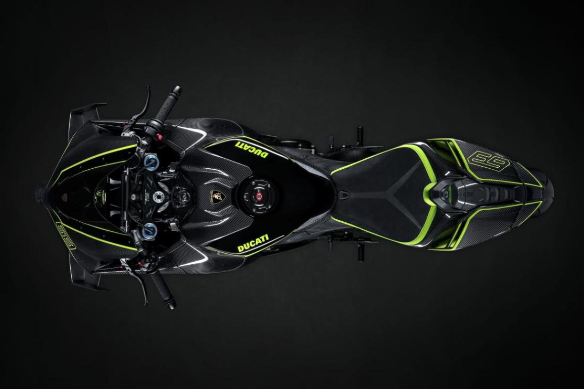 Ducati Panigale V4 Lamborghini: Γιατί υπάρχουν πολλές Panigale παρκαρισμένες σε σαλόνια και χρειαζόταν μία να ξεχωρίσει και εκεί