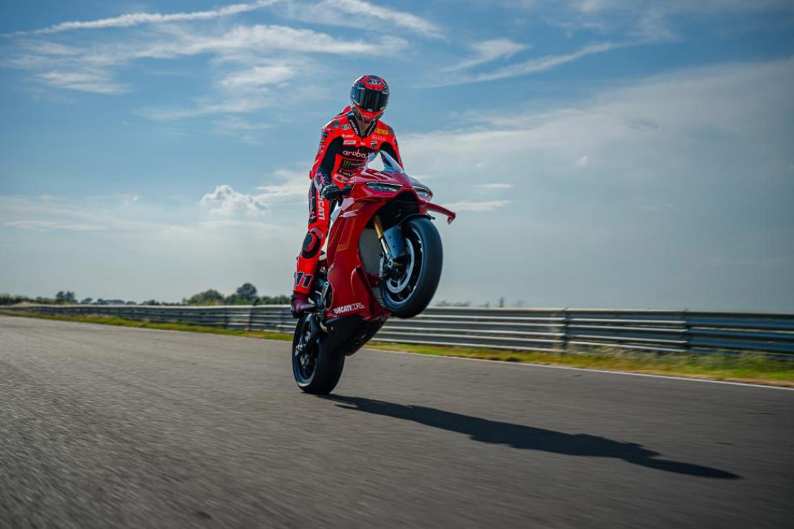 Νέα Ducati Panigale V4 R: 218 άλογα – 318 τελική! Πιάνει 330 με το πρόγραμμα της εξάτμισης – 16.000 ο κόφτης! Μετακόμισε η νεκρά!