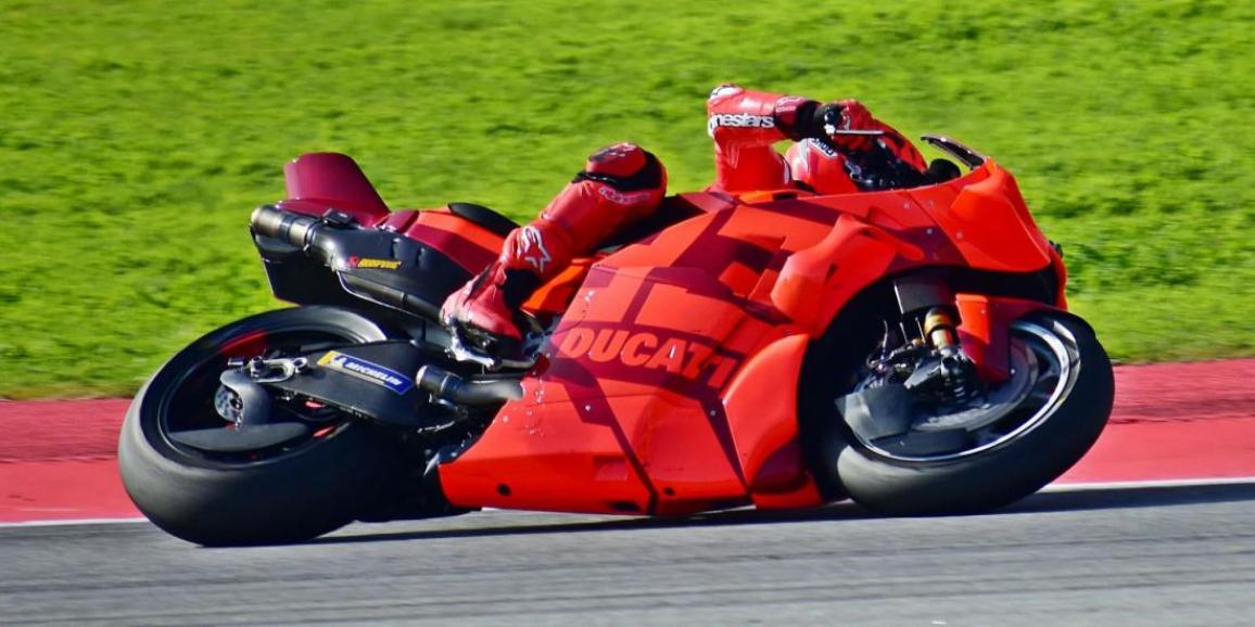 MotoGP: Ταχύτερος χωρίς αλλαγή - Ο Alex Marquez πιο γρήγορος όλων στην πρώτη δοκιμή Ακτίδα αισιοδοξίας για Quartararo  Η πρώτη δοκιμή για την επόμενη σεζόν και τελευταία για φέτος ολοκληρώθηκε με επιτυχία για τις περισσότερες ομάδες, όπως έδειξαν οι αντιδράσεις των αναβατών. Λίγες ήταν οι πτώσεις με πιο εντυπωσιακή του Bastianini που κατέστρεψε την KTM σε μία ήπια πτώση για εκείνον παρόλο που το χτύπημα του κράνους στην άσφαλτο δεν ήταν μικρό. Ωστόσο η μοτοσυκλέτα έφερε αρκετές τούμπες στην αμμοπαγίδα της 5η στροφής, γεμίζοντας την πίστα με κάρμπον και οδηγώντας σε μία ολιγόλεπτη διακοπή. Εκεί νωρίτερα είχε σημειώσει πτώση και ο Martin με ένα απαλό low-side όπου σαν να βρισκόταν σε αγώνα, κράτησε την μοτοσυκλέτα να μην σβήσει και μπήκε αμέσως ξανά. Είχε ήδη προλάβει την πρώτη του κιόλας επαφή με την Aprilia να μας χαρίσει ένα δυνατό στιγμυότυπο με μέγιστη κλίση, οδηγώντας με το ίδιο ακριβώς στιλ που είχε και στον αγώνα με την Ducati. Βγήκε φανερά ικανοποιημένος και συνέχισε προς τη μέση της μεγάλης σε διάρκεια δοκιμής με ένα session κυνηγητού με τον Acosta κάνοντας και οι δύο προσομοίωση μάχης αγώνα. Ο Marc Marquez έλαμψε στην κατακόκκινη στολή με κατακόκκινη μοτοσυκλέτα, περνώντας το 90% του χρόνου του με την GP25 χωρίς να δοκιμάσει το ενδιάμεσο βήμα, να οδηγήσει την GP24. Μπήκε στην πίστα και με την GP23, ενώ ο Bagnaia έκανε πιο ισορροπημένη χρήση του πρωτότυπου με εναλλαγές ανάμεσα σε GP24 και GP25. Ο Bagnaia ήταν ταχύτερος στην αρχή μάλιστα των δοκιμών σε αντίθεση με τον Marquez που στην αρχή είχε καθαρά ρυθμό εξερεύνησης με λιγότερη κλίση και στο τέλος ανέβασε ρυθμό και έκανε πολύ καλύτερο χρόνο. Ο Fernandez έκανε επίσης στο τέλος μία προσπάθεια να βελτιωθεί και κατάφερε να κάνει τον 5ο χρόνο, ενώ ο Miller και ο Chantra δεν προσαρμόστηκαν καλά, ο πρώτος πρώτη φορά στην Yamaha και ο άλλος πρώτη φορά στα MotoGP. Ο Chantra αρχικά ήταν πολύ έξω από τα νερά του αλλά βελτίωσε λίγο τον χρόνο, σημειώνοντας τελικά πτώση, όπως και ο Ai Ogura που είχε όμως αρκετά καλύτερο χρόνο με την Aprilia. Ταχύτερη KTM ήταν του Bin