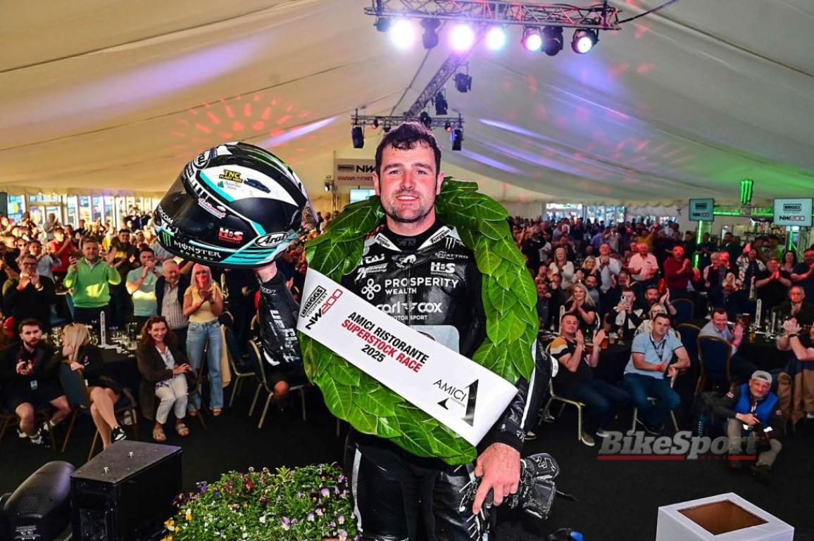 Εκνευρισμός στον North West 200: Ο Peter Hickman καταγγέλλει ευνοϊκή μεταχείριση Michael Dunlop Απειλεί πως δεν θα ξανά τρέξει μετά την ακύρωση ποινής του Michael Dunlop  Ένα περιστατικό στο δεύτερο αγώνα των Superbikes επισκίασε μια από τις καλύτερες αποδόσεις του Michael Dunlop στο North West 200. Ο Dunlop πέρασε το εσάκι του Mather στον πρώτο γύρο του αγώνα Superbike αλλά δεν σταμάτησε όπως ορίζει ο κανονισμός. Ο Hickman συνέχισε επίσης κατευθείαν στο εσάκι, αλλά σταμάτησε στο κουτί του στοπ, όπως όφειλε πριν εκκινήσει ξανά.  Αργότερα ο Dunlop έκανε και άλλο λάθος και έχασε περισσότερο χρόνο, αλλά ήταν ακόμα σε θέση να φτάσει τον ομόσταυλο του Hickman, Davey Todd. Ο Βορειοϊρλανδός κατάφερε να περάσει τον Άγγλο αναβάτη στον τελευταίο γύρο και να πάρει την πρώτη του νίκη στην κατηγορία Superbike του North West 200 μετά το 2016. Αρχικά, στον Dunlop επιβλήθηκε ποινή 10 δευτερολέπτων και κατατάχθηκε τρίτος με διορθωμένο χρόνο. Στη συνέχεια όμως η ποινή ανακλήθηκε, έτσι ο Dunlop ανακηρύχθηκε νικητής. Ο Hickman τερμάτισε τρίτος στον αγώνα, αλλά αρνήθηκε να ανέβει μαζί με τους Dunlop και Todd στο βάθρο μετά τον αγώνα. Ο Hickman εξέφρασε έντονα την άποψή του για το αποτέλεσμα που θα έπρεπε να έχει προκύψει από τους αγωνοδίκες και δήλωσε: «Είναι πολύ απλό, πρέπει να σταματήσεις στο κουτί του στοπ, να πατήσεις το πόδι σου και να ξεκινήσεις ξανά. Εγώ σταμάτησα στο κουτί του stop και πήγα - όπως πρέπει. Αν δεν το κάνεις αυτό, παίρνεις ποινή 10 δευτερολέπτων, αυτός είναι ο κανόνας Πραγματικά είναι λίγο λυπηρό το τέλος και συνέβησαν πολλά πράγματα που δεν έπρεπε να είχαν συμβεί, οπότε αυτός θα είναι μάλλον ο τελευταίος μου αγώνας στο North West δυστυχώς. Δεν πρόκειται να είμαστε εδώ και να μας φέρονται με τον τρόπο που μας φέρονται, και οι κανόνες να κάμπτονται για ορισμένους ανθρώπους αλλά όχι για άλλους». Ο Dunlop, από την πλευρά του, είπε ότι ο λόγος που δεν σταμάτησε στο stop box στον πρώτο γύρο ήταν για λόγους ασφαλείας και ότι δεν απέκτησε πλεονέκτημα με τον ίδιο να δηλώνει “Έχουμε ένα μικρό παράπονο από μερικούς αναβά