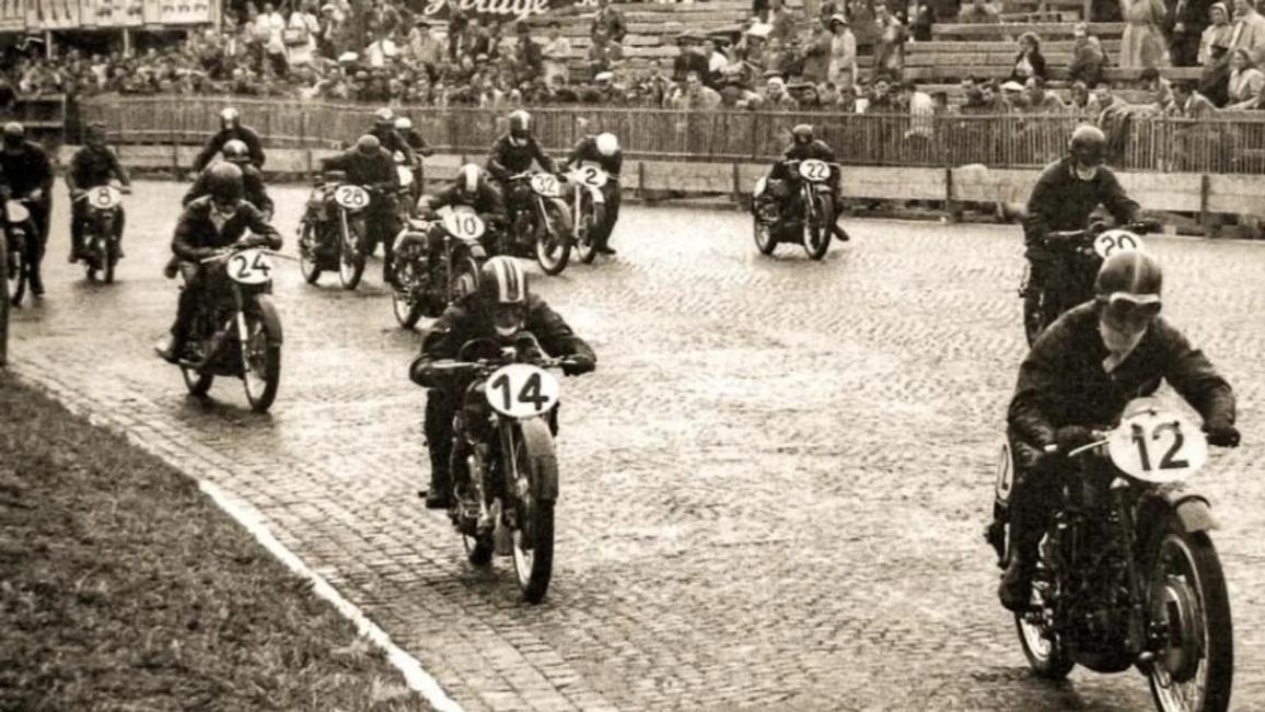 Το MotoGP μετρά 75 χρόνια ζωής -στις 17 Ιανουαρίου 1949 στο Isle of Man TT διεξήχθη ο πρώτος αγώνας για την κατηγορία των 350 κ. εκ.- και για αυτόν τον λόγο το 2024 θα είναι μια χρονιά εορτασμών για τον θεσμό. Το πρώτο βήμα έγινε με την παρουσίαση του νέου λογότυπου για τα 75 χρόνια ενώ αναμένεται να λειτουργήσει και μία ηλεκτρονική σελίδα η οποία είναι αφιερωμένη σε διάφορα ιστορικά γεγονότα του θεσμού. Καθώς ετοιμαζόμαστε για τις παρουσιάσεις των ομάδων αλλά και τις δοκιμές οι οποίες θα διεξαχθούν στη Sepang από τις 1 έως τις 3 Φεβρουαρίου ας δούμε κάποια ορόσημα του MotoGP τα οποία σημειώθηκαν από το 1949 έως και σήμερα. Στο Grand Prix του Le Mans 2023, το MotoGP έφτασε τα 1.000 GP, με τον εναρκτήριο αγώνα του 2024 να σηματοδοτεί τον 1.015 αγώνα, ενώ ταυτόχρονα σε όλες τις κατηγορίες έχουν διεξαχθεί 3.371 αγώνες. Όσον αφορά του Παγκόσμιους Πρωταθλητές έχουμε φτάσει στον αριθμό 126, με κάποιους από αυτούς να έχουν κατακτήσει τον πολυπόθητο τίτλο περισσότερο από μία φορά. Ο Giacomo Agostini βρίσκεται στην κορυφή της λίστας έχοντας κατακτήσει 15 Παγκόσμιους τίτλους, με τον Angel Nieto να ακολουθεί με 13. Οι Mike Hailwood, Valentino Rossi και Carlo Ubbiali έχουν 9 Παγκόσμια πρωταθλήματα, ενώ ένα λιγότερο (8) έχει ο Marc Marquez. Ο πιο επιτυχημένος κατασκευαστής είναι η Honda η οποία έχει πετύχει 821 νίκες, με την Yamaha να βρίσκεται στη δεύτερη θέση με 520 νίκες. H Aprilia έχει σημειώσει 297 νίκες, με τις MV Agusta και την Kalex να έχουν σημειώσει 275 και 176 νίκες σε Grand Prix αντίστοιχα. Όσον αφορά τους νικητές, 399 αναβάτες από 30 διαφορετικές εθνικότητες σε όλες τις κατηγορίες έχουν κερδίσει κάποιον αγώνα και άπαντες περιμένουν να δουν ποιος θα γίνει ο 400ος νικητής που θα βάλει το όνομα του στα βιβλία της ιστορίας. Την μερίδα του λέοντος στις νίκες των αναβατών κρατά η Ιταλία με 888, ακολουθούμενη από την Ισπανία με 722. Αναφορικά με τις χώρες που έχουν διοργανώσει κάποιον αγώνα, ο αριθμός αυτός έχει φτάσει τις τριάντα με την Ινδία να είναι η πιο πρόσφατη είσοδος στο αγωνιστικό καλεντάρι ενώ το 2024 το Καζακ