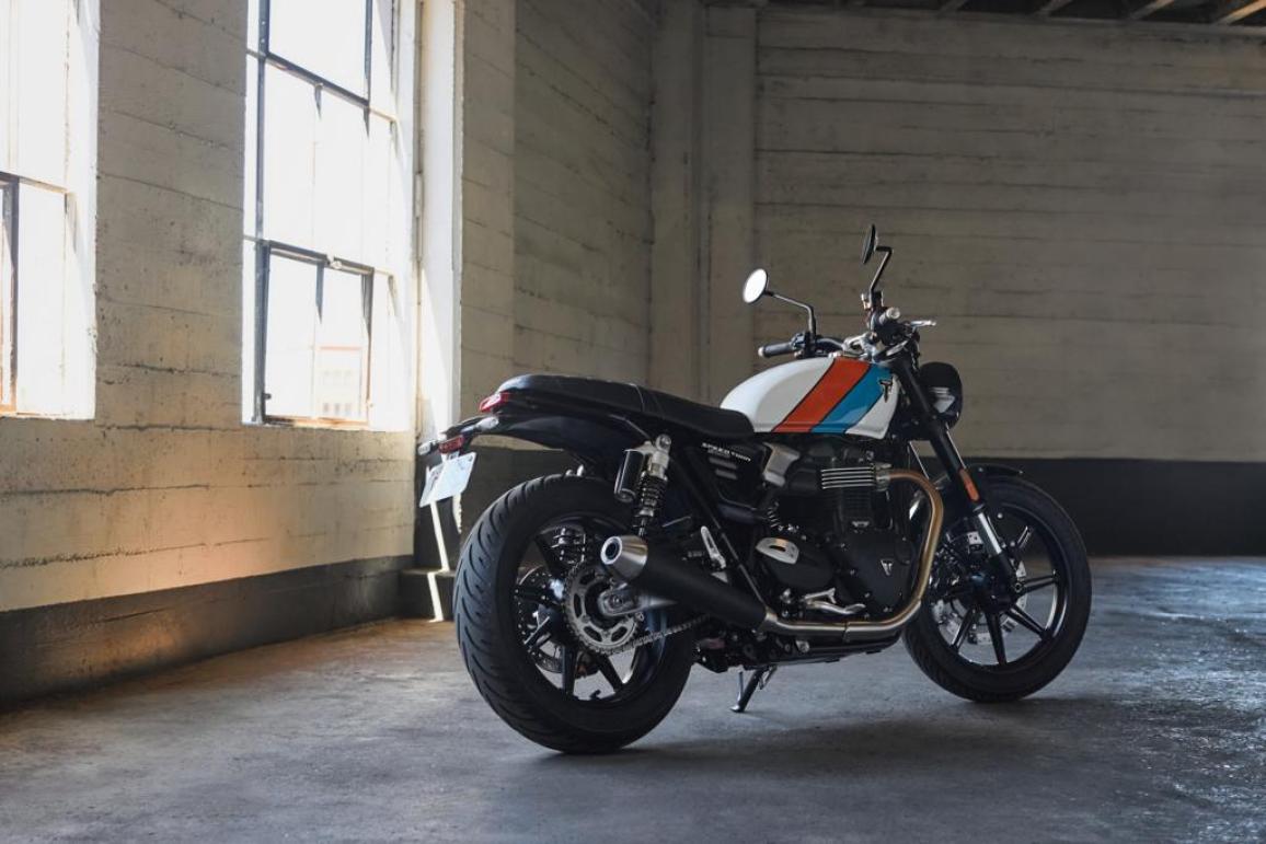 Triumph Speed Twin 900 2025: Αποκάλυψη όλων των αλλαγών που φτάνουν έως και το πλαίσιο