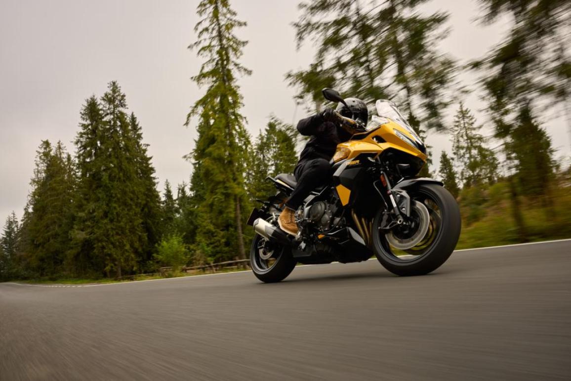 Νέο Triumph Tiger Sport 800: Ολοκαίνουριος κινητήρας! Απέναντι σε Tracer – Στα χνάρια του 1050 «Αν ρίχναμε μία δεκαετία εξέλιξης στο 1050 θα είχαμε καταλήξει σε κάτι σαν το 800» Η Triumph κάνει την έκπληξη και μας φέρνει μία μοτοσυκλέτα που δεν περιμέναμ