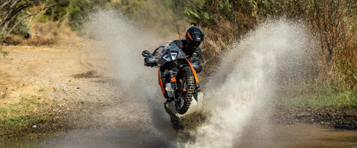 KTM 790 Adventure και Adventure R 2025: Δημιουργούν εσωτερικό ανταγωνισμό!