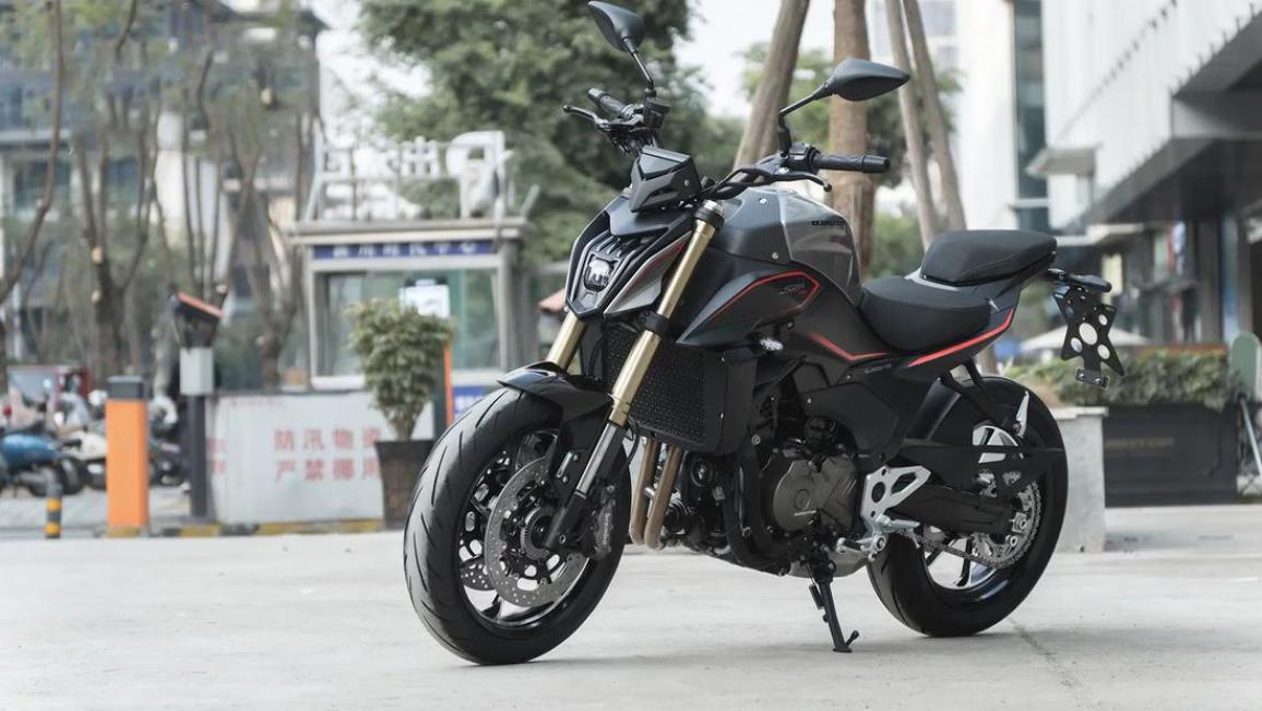 QJMOTOR SRK 550 – Το νέο μέλος της γυμνής οικογένειας