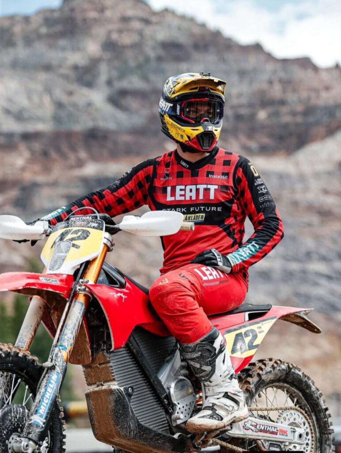 Η σουηδική εταιρεία μετά την αμφιλεγόμενη ανάβαση υψομέτρου στις Άνδεις, ανακοίνωσε ότι θα δώσει το παρών τον Ιούνιο, με αναβάτες τους Eddie Karlsson (που είχε μεγάλη επιτυχία στο Red Bull Romaniacs) και Toby Martyn, σε έναν από τους πιο σκληρούς και απαιτητικούς αγώνες enduro παγκοσμίως. Η Stark Varg, το ηλεκτρικό μοντέλο της εταιρείας, θα αγωνιστεί υπό κοινούς αγωνιστικούς και τεχνικούς κανονισμούς με τις μοτοσυκλέτες εσωτερικής καύσης, παρά τις προφανείς διαφορές στην τεχνολογία. Οι συμμετοχές με ηλεκτρικές μοτοσυκλέτες θα ενταχθούν στην Open Class κατά τη διάρκεια του Prologue Qualification, διεκδικώντας κανονικά πρόκριση για τον κύριο αγώνα. Σύμφωνα με ανακοίνωση της Stark, “η συμμετοχή ηλεκτρικών μοτοσυκλετών έχει ήδη ενσωματωθεί στην επίσημη διαδικασία εγγραφής αθλητών και στην επικοινωνία της διοργάνωσης”. Η αποδοχή των ηλεκτρικών συμμετοχών σημαίνει και πρακτικές αλλαγές στη διοργάνωση. Στο Erzbergrodeo θα προστεθούν σταθμοί φόρτισης, ενώ η αλλαγή μπαταριών θα γίνεται στο ίδιο σημείο όπου επιτρέπεται ο ανεφοδιασμός καυσίμου για τις θερμικές μοτοσυκλέτες. Σε αντίθεση με τους αναβάτες των μοτοσυκλετών εσωτερικής καύσης, οι ηλεκτρικοί συμμετέχοντες θα έχουν το πλεονέκτημα της υποστήριξης από το service crew τους στο ειδικά διαμορφωμένο σημείο, ώστε να πραγματοποιείται η αντικατάσταση της μπαταρίας κατά τη διάρκεια του αγώνα. Η απόφαση του Red Bull Erzbergrodeo θεωρείται καθοριστική για την εξέλιξη των ηλεκτρικών μοτοσυκλετών στα αγωνιστικά δρώμενα. Αποτελεί ένα σαφές μήνυμα ότι οι ηλεκτρικές μοτοσυκλέτες  μπορούν πλέον να σταθούν ισότιμα απέναντι στους κινητήρες εσωτερικής καύσης, ανοίγοντας τον δρόμο και προς άλλες μεγάλες διοργανώσεις. Ο ιδρυτής και CEO του Red Bull Erzbergrodeo, Karl Katoch, δήλωσε, “Η ηλεκτρική μοτοσυκλέτα Stark Varg είναι ξεχωριστή για μένα, γιατί είναι η πρώτη ηλεκτρική off-road μοτοσυκλέτα παραγωγής στον κόσμο που μπορεί να είναι ανταγωνιστική σχεδόν σε κάθε σύγχρονη διοργάνωση και να διεκδικήσει υψηλές θέσεις. Αυτή η αγωνιστική απόδοση την καθιστά ιδιαίτερα ενδιαφέρουσα και για το R