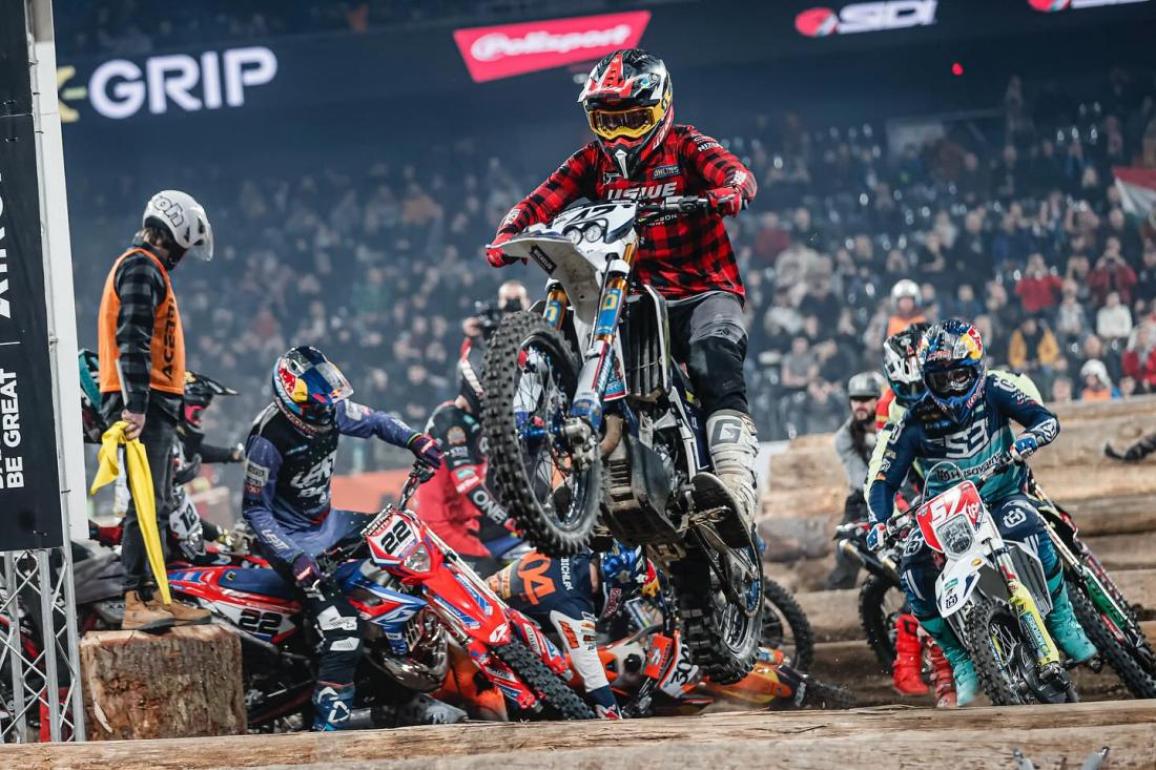 FIM SuperEnduro 2024, Ρουμανία – Συνεχίζει το αήττητο σερί νικών του ο Bolt με την Husqvarna [VIDEO}