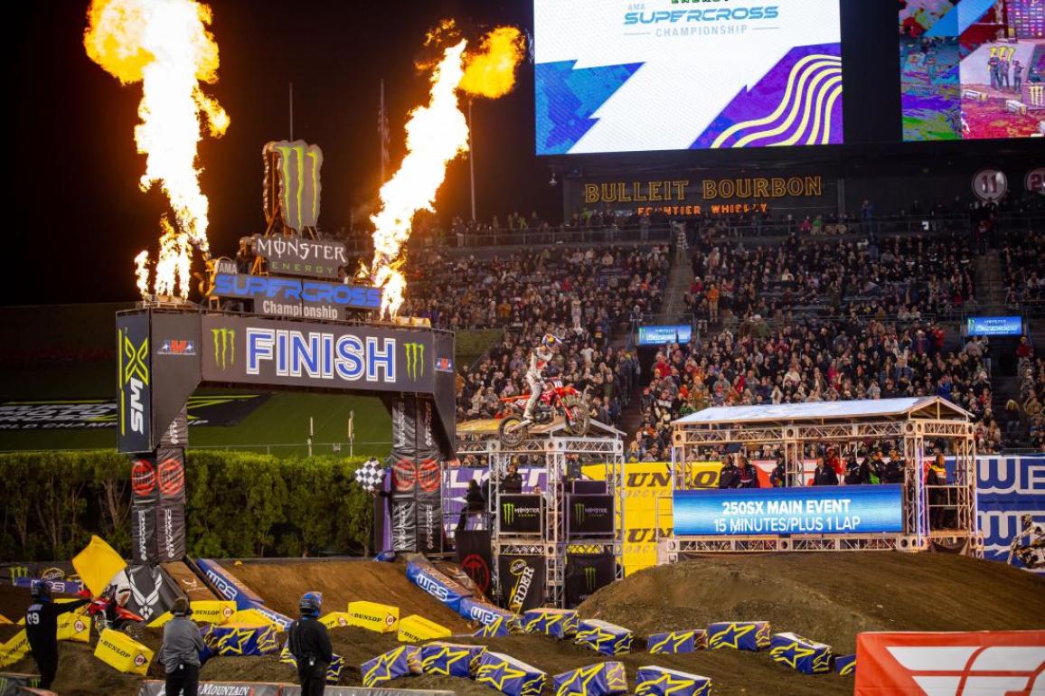 Supercross 2024 – O Jett Lawrence στον εναρκτήριο αγώνα της χρονιάς στο Anaheim 1 γράφει ιστορία καθώς κερδίζει τον πρώτο του αγώνα στην μεγάλη κατηγορία [VIDEO]
