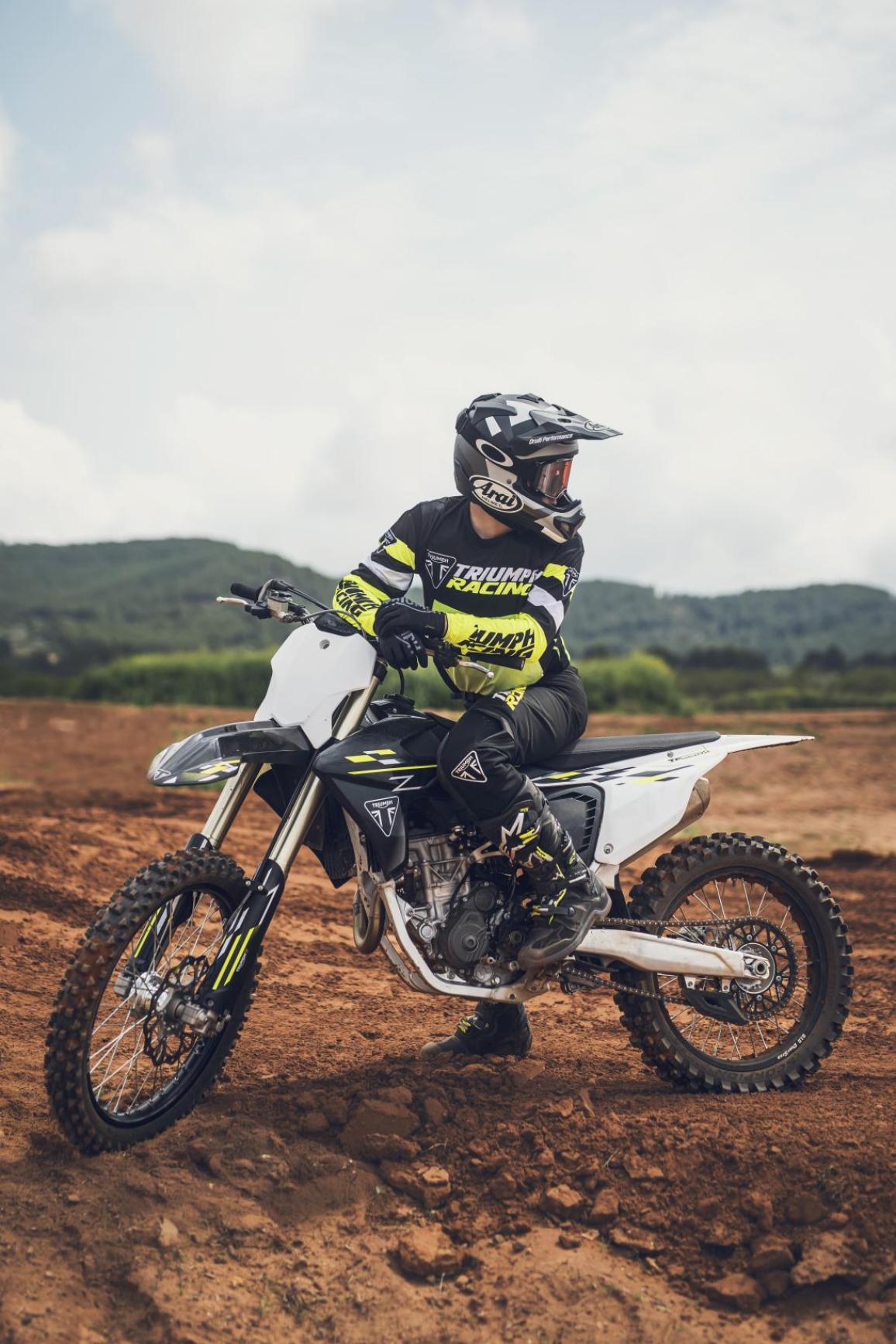 Η Triumph αποκάλυψε επίσημα τις αναβαθμίσεις για την TF 250-X του 2026, ενισχύοντας τη θέση της motocross μοτοσυκλέτας της στην κατηγορία των 250 κυβικών εκατοστών. Με στόχο την βελτιομένη απόδοση, την αυξημένη αντοχή και την βέλτιστη εμπειρία του αναβάτη, η νέα έκδοση υπόσχεται επιθετικότητα στην πίστα και κορυφαίο έλεγχο κατευθείαν από το εργοστάσιο. Στην καρδιά των αναβαθμίσεων βρίσκεται ένα ολοκαίνουργιο φιλτροκούτι και τελικό εξάτμισης, που έχουν σχεδιαστεί όχι μόνο για να πληρούν τους νέους κανονισμούς θορύβου της FIM και AMA, αλλά και για να βελτιώσουν την ροή αέρα του κινητήρα. Σε συνδυασμό με τον επαναπρογραμματισμένο χάρτη ECU, η μοτοσυκλέτα προσφέρει βελτιωμένη παροχή ισχύος και ακόμα πιο άμεση απόκριση στο γκάζι, επιτρέποντας εκρηκτικές εκκινήσεις και ταχύτερες εξόδους από τις στροφές. Ο νέος συμπλέκτης Exedy αυξάνει την ικανότητα μεταφοράς ροπής και ενισχύει την αξιοπιστία ακόμη και κάτω από τις πιο απαιτητικές συνθήκες. Παράλληλα, οι ανανεωμένες ρυθμίσεις της ανάρτησης προσφέρουν σημαντικά καλύτερο έλεγχο στο μέσο της διαδρομής, πιο ισορροπημένη αίσθηση πλαισίου και βελτιωμένη σταθερότητα στις στροφές. Η TF 250-X παραμένει πιστή στο επιθετικό και καθαρόαιμο motocross DNA της, υιοθετώντας για το 2026 ένα νέο εντυπωσιακό σετ γραφικών με το χαρακτηριστικό Triumph Performance Yellow, ενισχύοντας την αγωνιστική της ταυτότητα και την αναγνωρισιμότητα στην πίστα. Η αναβαθμισμένη μοτοσυκλέτα βασίζεται στη μεγάλη επιτυχία της αρχικής TF 250-X, η οποία αναπτύχθηκε σε συνεργασία με τους Ricky Carmichael και Iván Cervantes, σημειώνοντας από την πρώτη στιγμή εμφανίσεις στα βάθρα τόσο του Παγκόσμιου Πρωτάθληματος MX2 όσο και του AMA Supercross. Με τον υψηλής απόδοσης τετράχρονο μονοκύλινδρο κινητήρα που αποδίδει 48 ίππους στις 13.500 σ.α.λ., πλαίσιο από αλουμίνιο και πρωτοποριακές αναρτήσεις KYB, η Triumph διατηρεί μια ανταγωνιστική επιλογή στην κατηγορία της. Εντός της νέας έκδοσης ενσωματώνονται επίσης τεχνολογίες αιχμής όπως ECU Athena με GET Power Assist, Traction και Launch Control, και δυνατότητα ρύθμισης μ