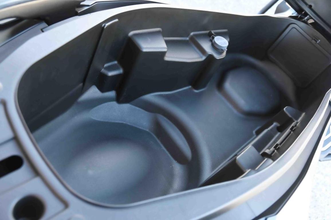 Παρουσίαση Voge SR450X: Οδηγούμε στο καρτόδρομο τον δικύλινδρο ανταγωνιστή του Zontes G368