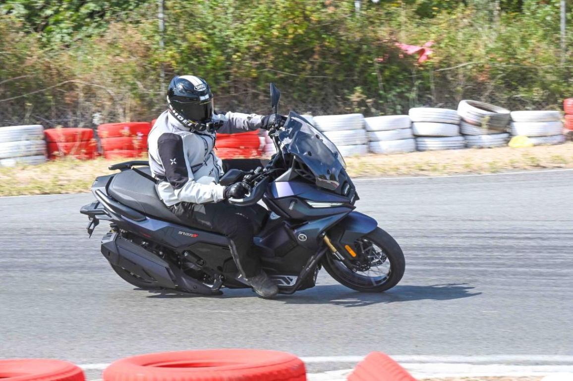 Παρουσίαση Voge SR450X: Οδηγούμε στο καρτόδρομο τον δικύλινδρο ανταγωνιστή του Zontes G368