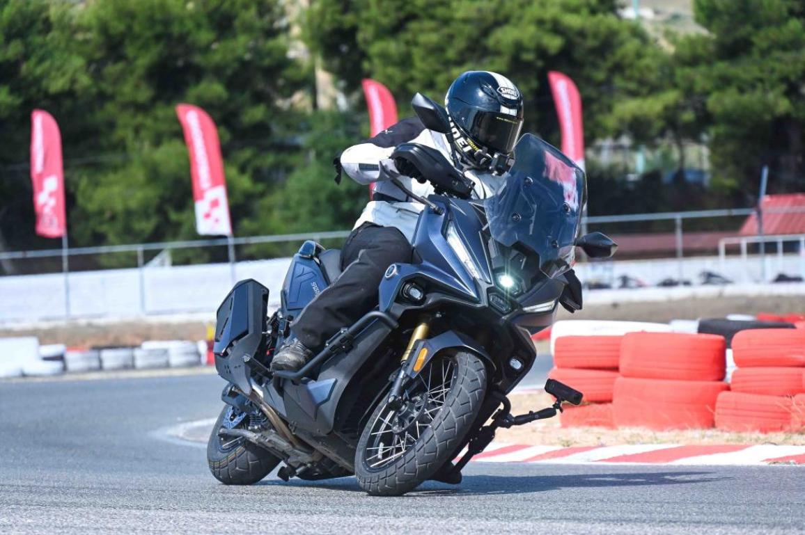 Παρουσίαση Voge SR450X: Οδηγούμε στο καρτόδρομο τον δικύλινδρο ανταγωνιστή του Zontes G368