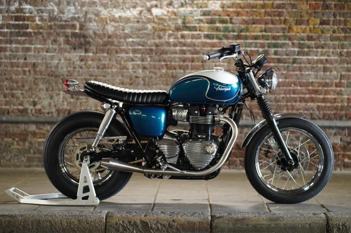 Η Triumph Originals 2025 ξεκίνησε με την παρουσίαση συμμετοχών από οκτώ χώρες και των κριτών που θα επιλέξουν την πιο πρωτότυπη custom Bonneville Με θέμα το “Icons of British Originality”, κάθε ομάδα της Triumph συνεργάστηκε με έναν τοπικό custom builder για να δημιουργήσει μια μοτοσυκλέτα που αποτυπώνει την πολιτισμική επιρροή της Βρετανίας μέσα από το δικό της πρίσμα. Η βάση όλων των συμμετοχών είναι μοντέλα από τη σύγχρονη σειρά Bonneville. Ακολουθούν οι μοτοσυκλέτες που διαγωνίζονται για την διάκριση: ΗΠΑ – Βασισμένη σε Bonneville T120, η συμμετοχή των ΗΠΑ είναι εμπνευσμένη από την αγωνιστική κουλτούρα της Indianapolis και την αγωνιστική κληρονομιά της Triumph. Η έντονη μπλε και κίτρινη σχεδίαση με vintage λογότυπα δημιουργήθηκε από τον Bret Johnson της Triumph Indianapolis με τη συμβολή του Victor Tulli. Μεξικό – Η Aftercycles σχεδίασε μια Bonneville Bobber εμπνευσμένη από την αγγλική pop κουλτούρα. Ξεχωρίζει η σέλα με την κίτρινη ραφή, φόρος τιμής στο brand Dr. Martens, και το custom σήμα του γκαζιού «Platform 9¾» ως αναφορά στον Harry Potter. Βραζιλία – Το Gaijin είναι ένα σκοτεινό, μινιμαλιστικό café racer βασισμένο σε Speed Twin 1200, σχεδιασμένο από τη Shibuya στο Σάο Πάολο. Χειροποίητες λεπτομέρειες, όπως ο διακριτικός σχεδιασμός στο ρεζερβουάρ και η minimal ουρά, αποπνέουν αίσθηση ταχύτητας ακόμα και σε στάση. Γαλλία – Η FCR Original τίμησε τον παράλληλο δικύλινδρο κινητήρα της Triumph με το Hail to the Twin, βασισμένο στο Speed Twin 1200 RS. Νέα σχεδίαση πίσω μέρους, ειδική μπροστινή ζάντα και custom βαφή με φύλλα χρυσού και χαλκού αναδεικνύουν τις γραμμές της μοτοσυκλέτας. Καναδάς – Η in-house ομάδα της Motos Illimitées παρουσίασε μια Speed Twin 1200 RS με ειδική εξάτμιση από ανοξείδωτο ατσάλι, χαμηλό τιμόνι και custom βαφή σε γραφίτη και χρυσό με χειροποίητα pinstripes και ένα περασμένο λογότυπο της Triumph. Ιταλία – Ο Giuseppe Carucci της South Garage Motor Co παρουσίασε μια αριστοκρατική Bonneville Bobber, εμπνευσμένη από τις Speed Twins των δεκαετιών ’30-’40. Η μοτοσυκλέτα φέρει ριζικά επανασχ