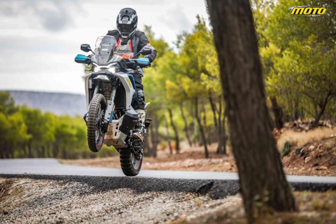 CFMOTO 800 MT-X με δώρο το αλουμινένιο τριβάλιτσο Crafted