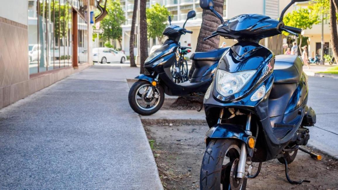 Αγγλία – Εξετάζει απαγόρευση στάθμευσης των μοτοσυκλετών στα πεζοδρόμια