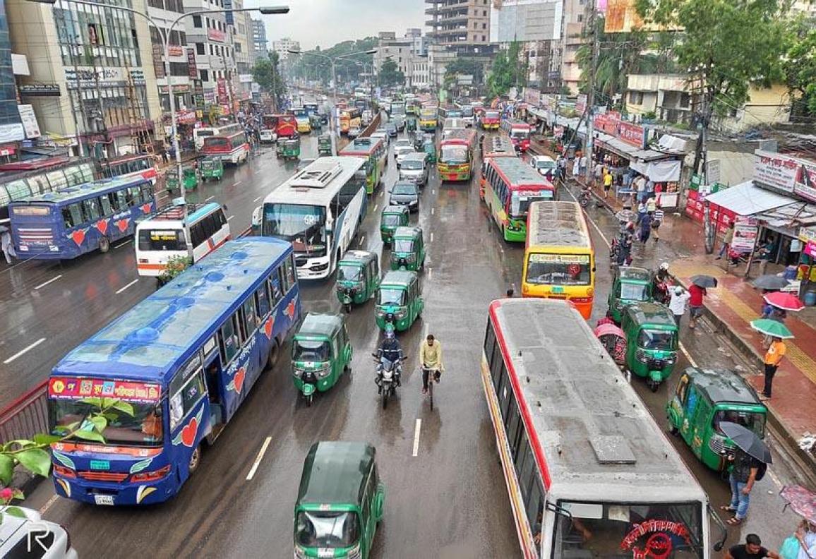 Μπαγκλαντές – Αν δεν έχεις κράνος μένεις και από βενζίνη!