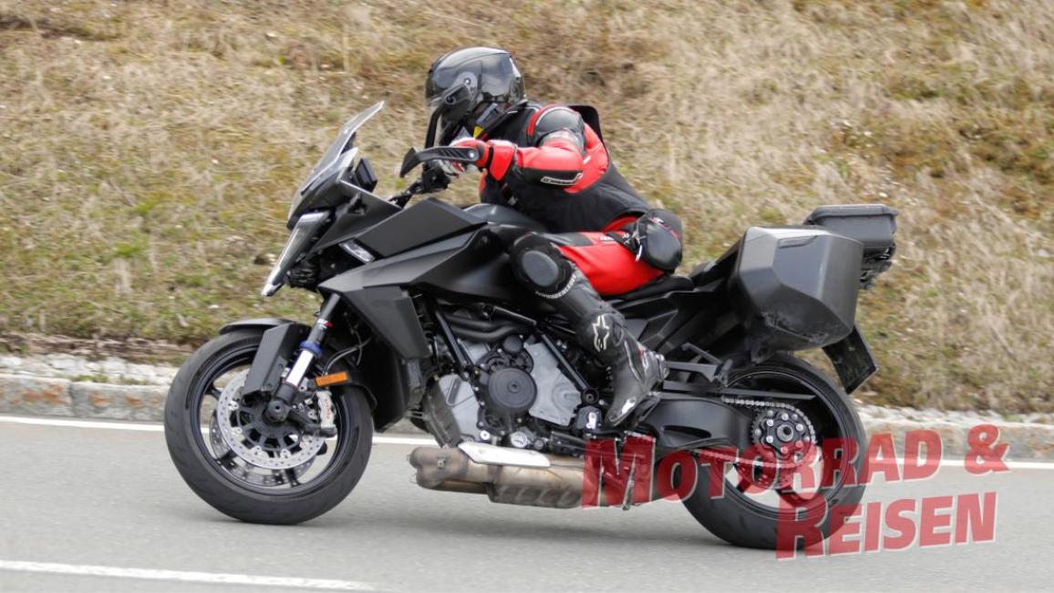 Spy KTM Super Duke 1390 GT 2026