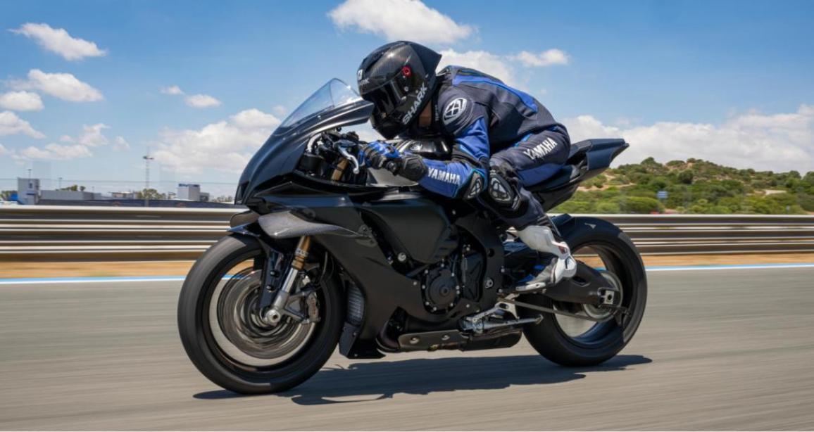 Yamaha R1 βγάζει πινακίδα 2025