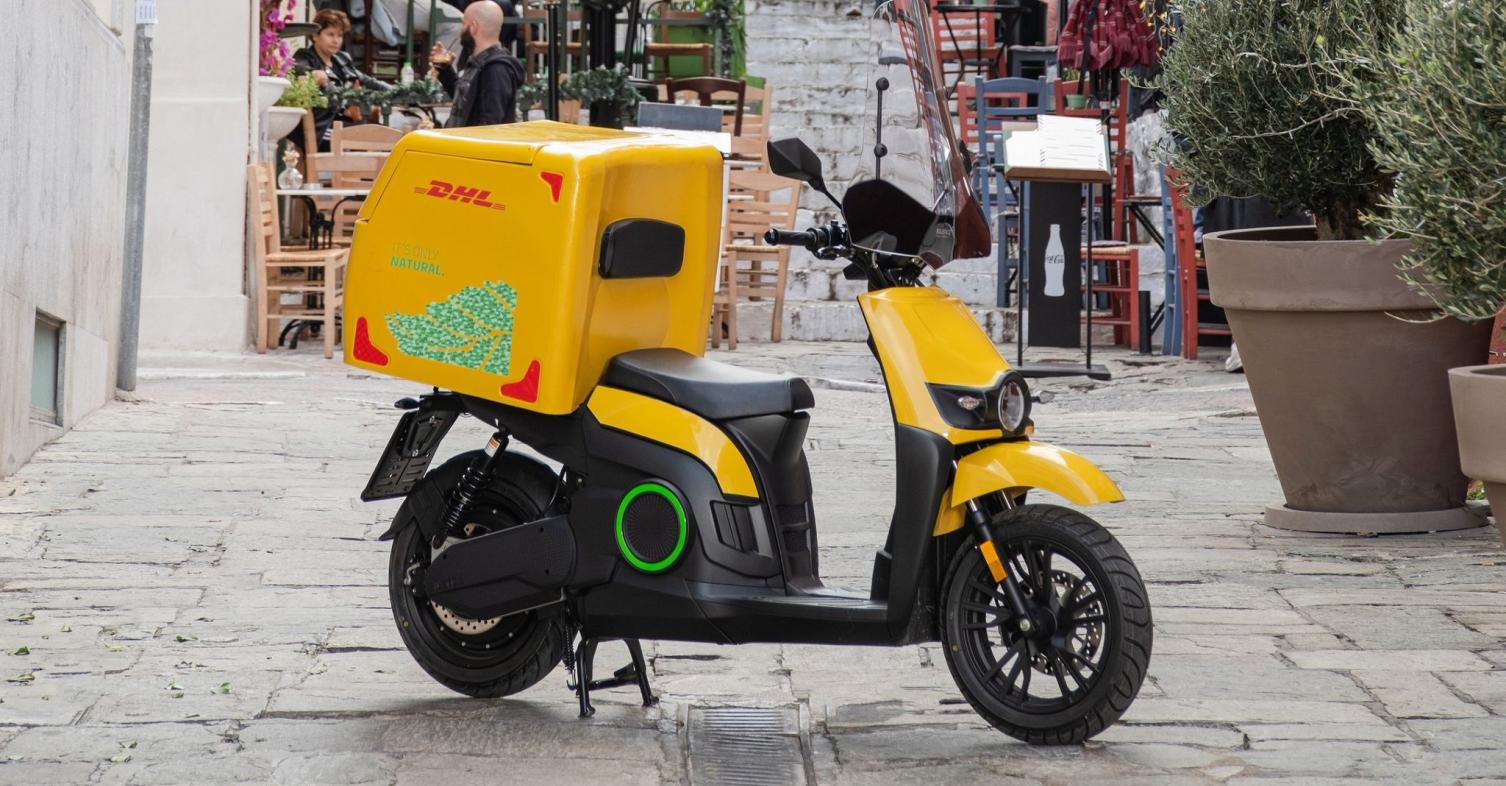 DHL Express με scooter Silence της Kosmoride